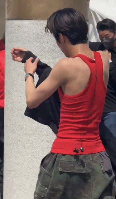 G_vinzz's tweet photo. I think the most feminine thing about keonho ISNT the fact that he has such a tiny waist but IS the fact that that tiny waist curves into his hips so beautifully like that is my girlfriend RIGHT THERE #girlkeon https://t.co/C0Gw8SygH4