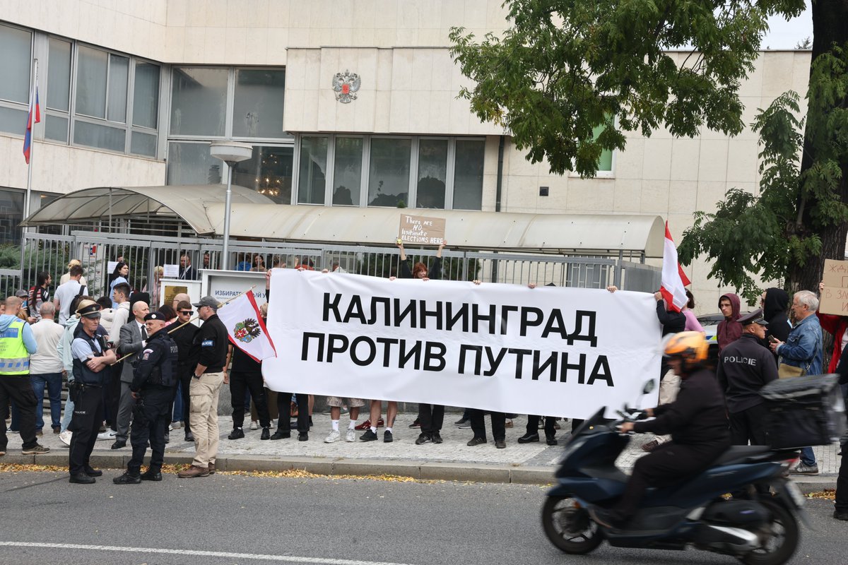 mediazzzona's tweet photo. Акция против войны и политических ��епрессий в последний день голосования на выборах в Госдуму у российского посольства в Праге. 

Фото: Давид Френкель / Медиазона https://t.co/7NMO0r189R