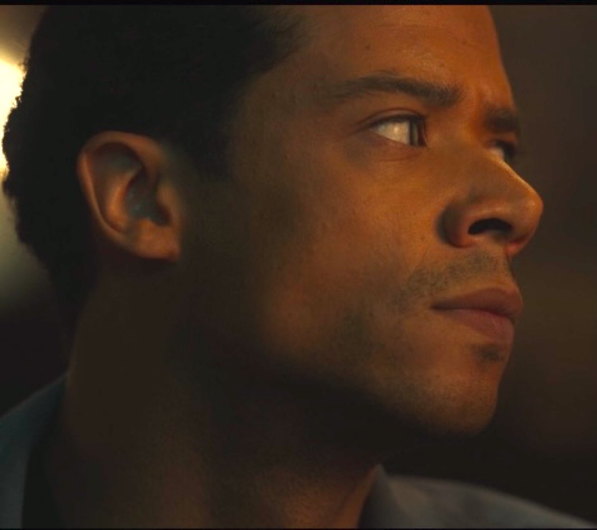 xpinkturnsblue's tweet photo. how does he have a lethal side profile AND the cutest little elf ears i’m actually losing my mind https://t.co/xNDegXiXx3