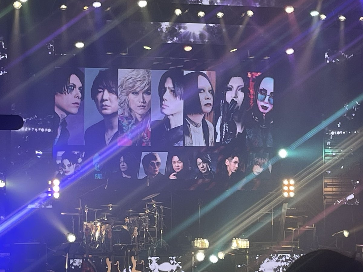 YUJI_Drums's tweet photo. ボーカルサミット行ってきた！

知り合いばっかりで楽屋もいい雰囲気！

メイクさん2人とも知り合いだったし笑

楽器クルーにD-SHADEのテックさんいるし！

元メンバーも出演しているし！笑　#誰でしょ

とにかく楽しかった！！！

#ボーカルサミット https://t.co/Yf9wGBrcq9
