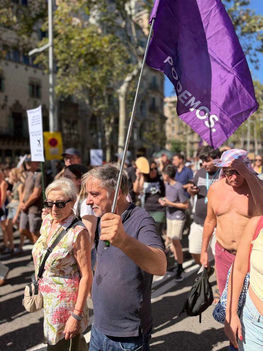 mpozueloc's tweet photo. El govern d’Illa destina milers de milions a l’aviació per atraure més turisme, mentre el transport públic terrestre es troba en una situació lamentable, i a les ciutats de Catalunya es fa impossible viure.

La massificació turística no permet a les famílies trobar lloguers a preus assequibles; l’escalfament climàtic posa en perill les nostres vides, i la desaparició de la reserva del Delta deixarà els animals sense refugi.

Per això, avui sortim als carrers a defensar un altre model de mobilitat. Una mobilitat propera, sostenible, i basada en les necessitats de la gent.

Diem no a l’ampliació del Prat; diem no al turisme massiu i al capitalisme salvatge.
#NoAlAmpliació #20s #MenysAvionsMésVida