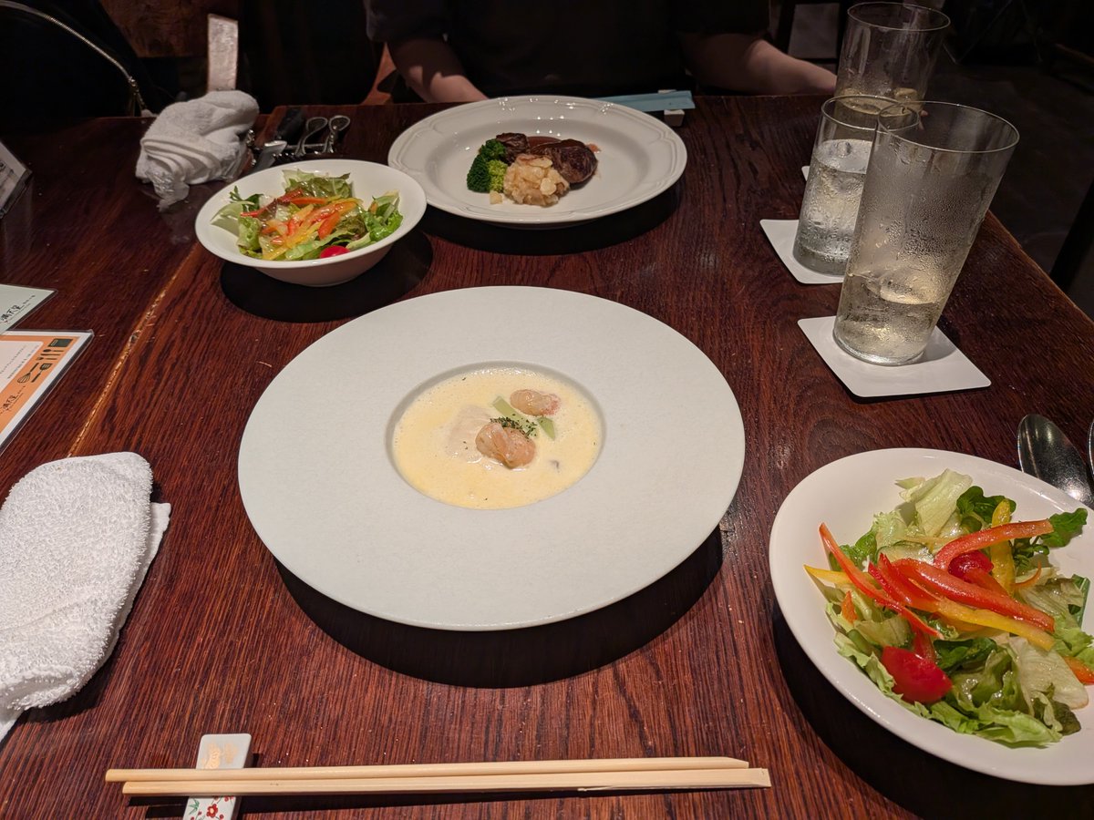 risap_mahjong's tweet photo. グリル満天星
やたらと皿の余白の多いクリームシチューが絶品でした https://t.co/bBHUWdaMOT