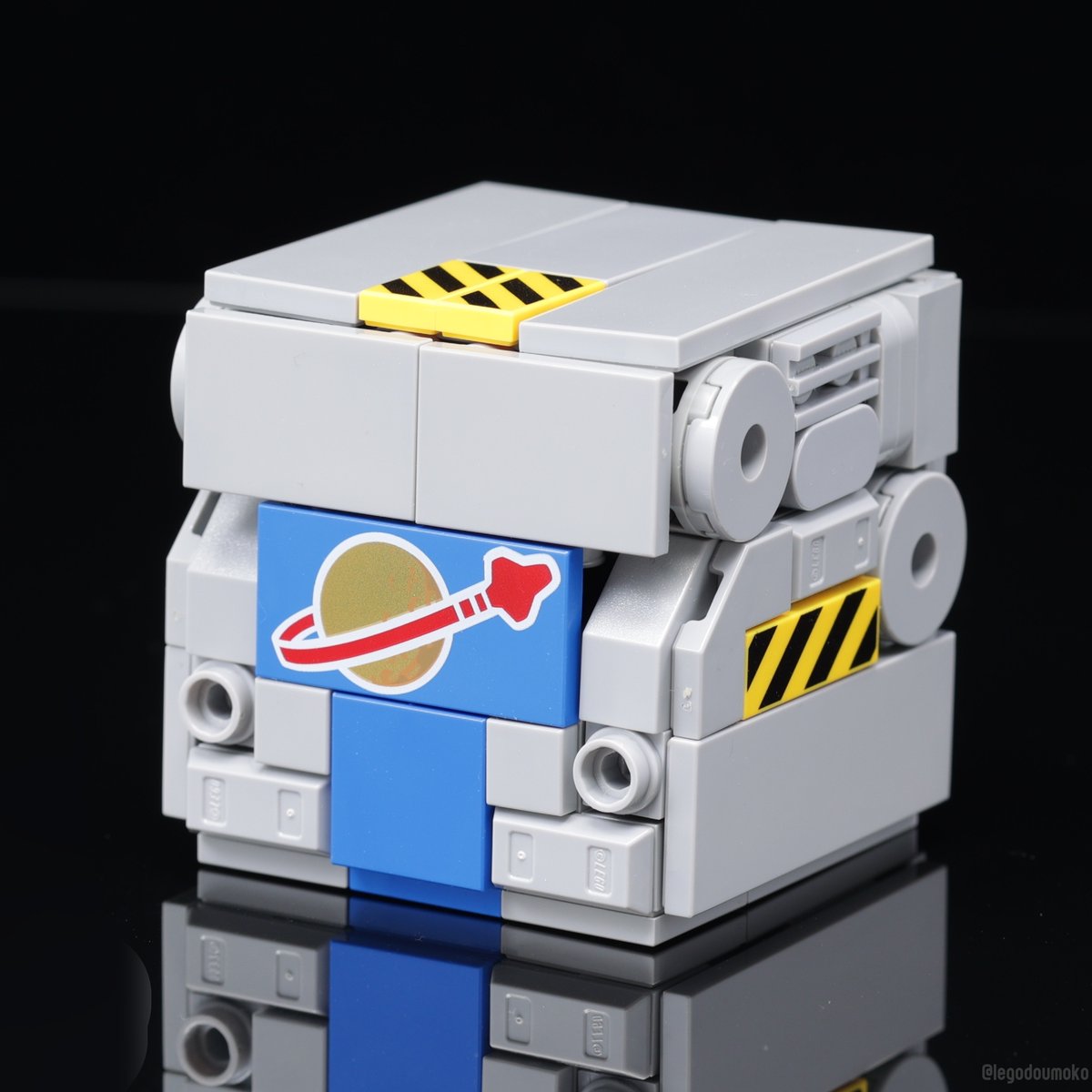 LEGOdouMoko's tweet photo. キューブロボシリーズ代16弾完成しました。
クラシックスペースと呼ばれるLEGOの初期宇宙シリーズをテーマにし作業用メカスーツとして仕上げてみました。 #LEGO https://t.co/JvRfxvdGdz