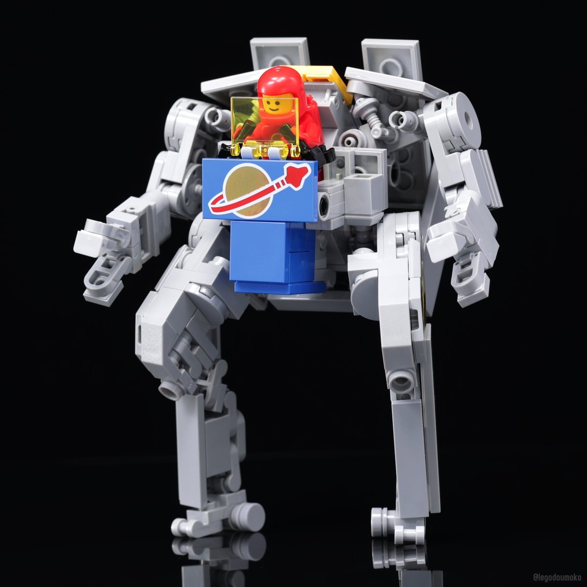 LEGOdouMoko's tweet photo. キューブロボシリーズ代16弾完成しました。
クラシックスペースと呼ばれるLEGOの初期宇宙シリーズをテーマにし作業用メカスーツとして仕上げてみました。 #LEGO https://t.co/JvRfxvdGdz