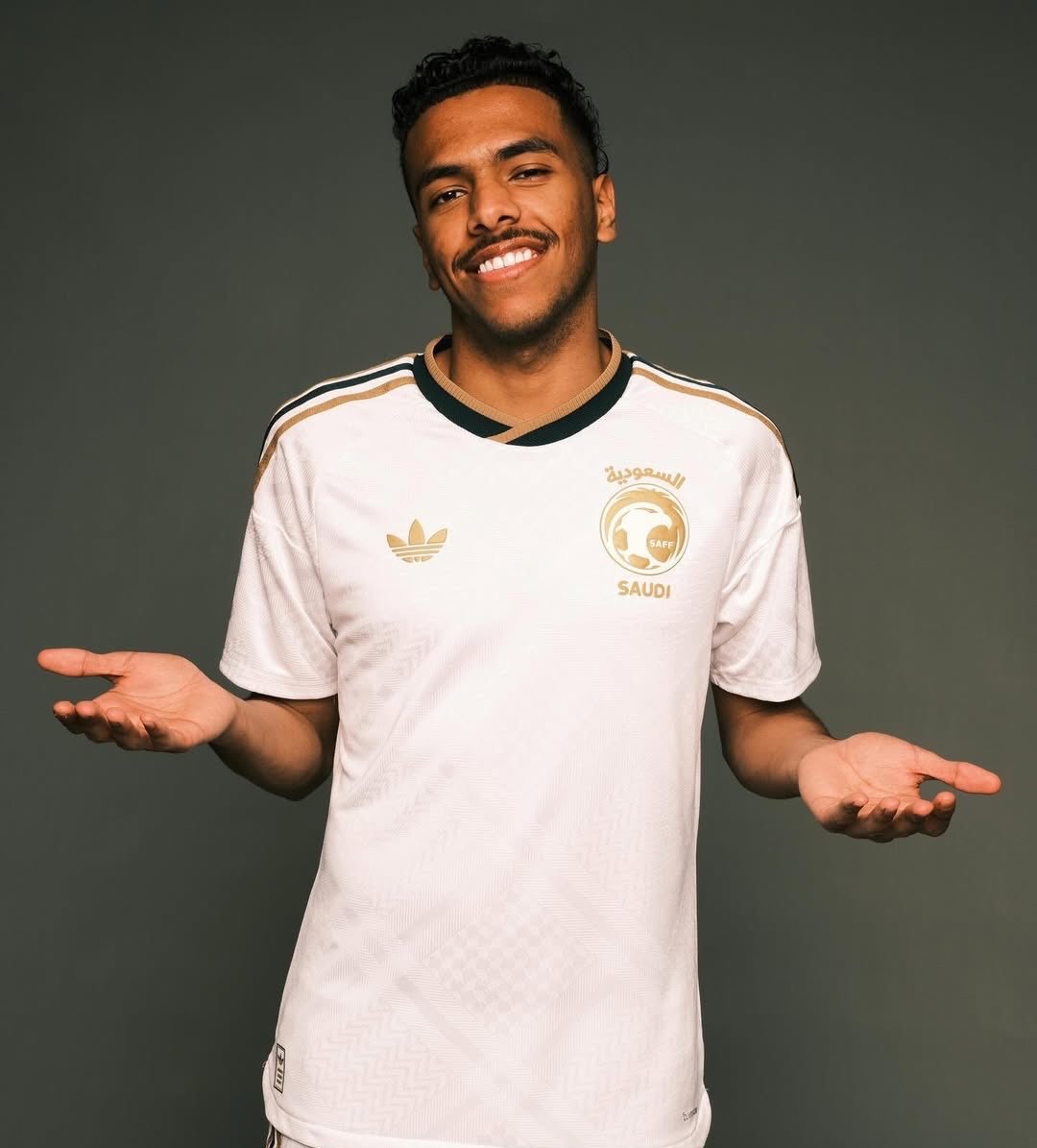 ActuSPL's tweet photo. SITUATION TRÈS PARTICULIÈRE 😭😭

Alors que l’Arabie saoudite se prépare, durant cette trêve, à accueillir la Coupe du Golfe 2026, la direction sportive a décidé d’exclure le meilleur jeune joueur, Musab Al Juwayr.

La raison ? Il aurait commandé à manger !💀

🤣🤣🤣🤣🤣 https://t.co/kVQ4sSl7yi