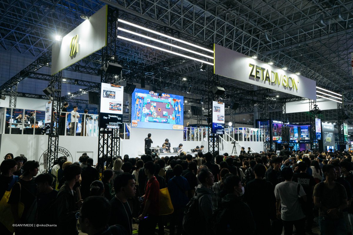brawlstarsjp's tweet photo. 東京ゲームショウ Day4・ZETA DIVISIONブースのブロスタステージは、たくさんの方が見に来てくれました！

ステージ最後には、ブロスタとZETA DIVISIONのコラボグッズ発売決定情報も✨️
ガスやシェイドたちの描き下ろしグッズが、世界一決定戦で発売されます！
今後の続報をお楽しみに👊

#ブロスタ https://t.co/XBZfSxXJva