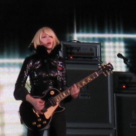 madonnajp's tweet photo. 20年前の今日9/20、マドンナ『Confessions Tour』東京公演初日！

これまでと一味違うスペシャルライブになりました。

ブロンドのショートボブのウィッグに、ファンお手製「Japanese do it better」の黒Tシャツ姿でパフォーマンス！

ステージと客席が遠いからと自ら客席へ降りて握手する神対応も！ https://t.co/9Z1QK1itTt