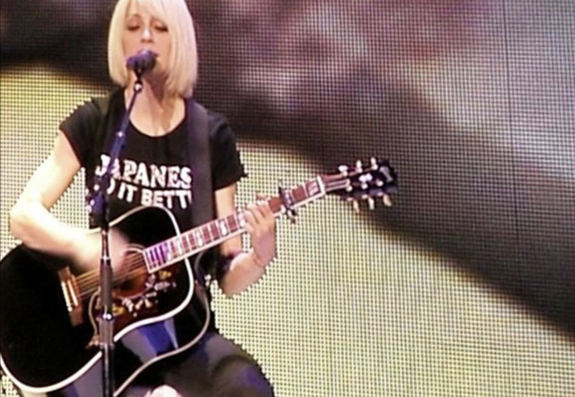 madonnajp's tweet photo. 20年前の今日9/20、マドンナ『Confessions Tour』東京公演初日！

これまでと一味違うスペシャルライブになりました。

ブロンドのショートボブのウィッグに、ファンお手製「Japanese do it better」の黒Tシャツ姿でパフォーマンス！

ステージと客席が遠いからと自ら客席へ降りて握手する神対応も！ https://t.co/9Z1QK1itTt