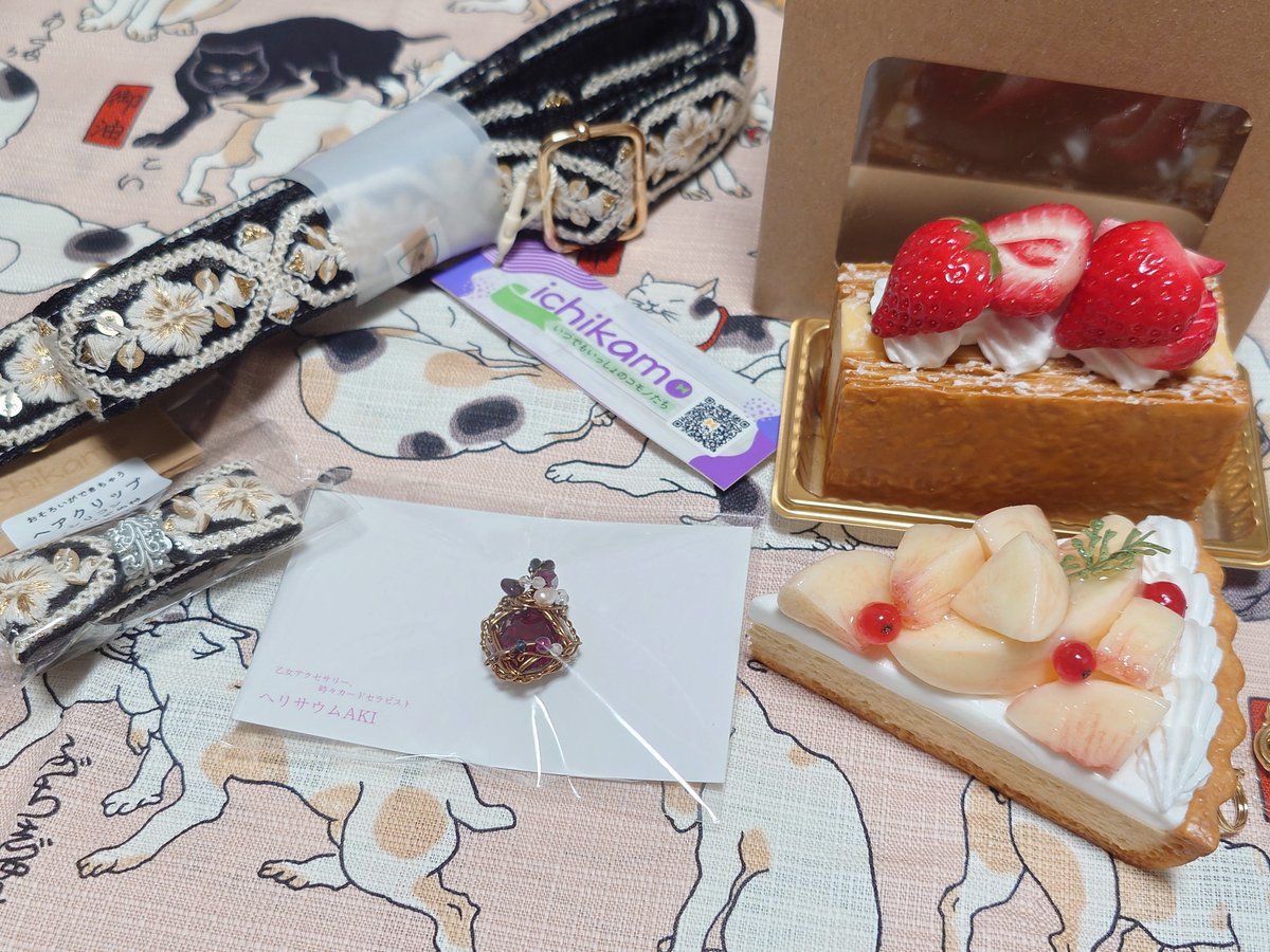rnrkt1025's tweet photo. 昨日はてづバ行ってました〜
また良きもの達をお迎え〜
・いつも通り海辺でこっぺぱん(今回は白身フライとシャイマスホイップ)
・ミルフィーユと桃のタルト(いつもの作家さん)
・複数の小さな鉱石を纏ってる赤いスワロトップ(リピート作家さん)
・裏地がポリエステルのインド刺繍ショルダーストラップ https://t.co/MlCgg9GXGK
