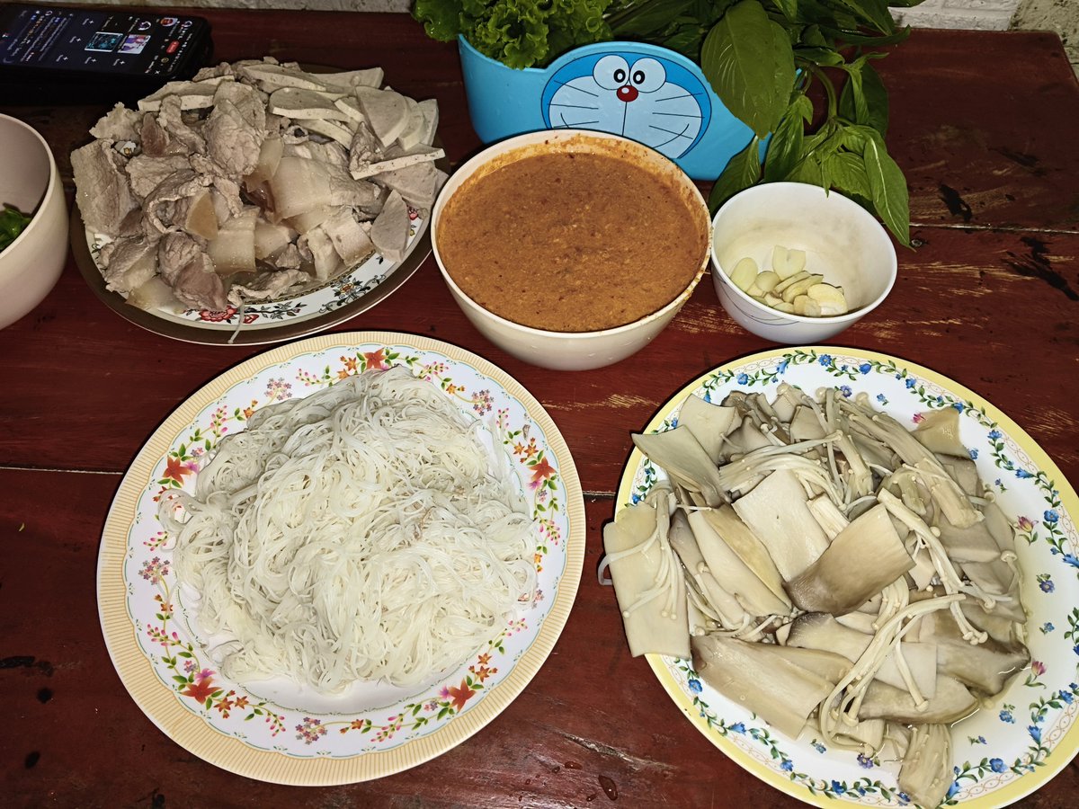 jihoonny001's tweet photo. บ้านนี้ ชอบกินเมี่ยงหมูกันมาก (ยกเว้นเรา) แล้วเป็นอะไร ชอบไปกินหน้าบ้าน  ยุงก็กัด จะบ้าตาย แต่น้ำจิ้มอร่อยนะทุกคน แฟนเราทำ 😍 https://t.co/vc21dkr0cy
