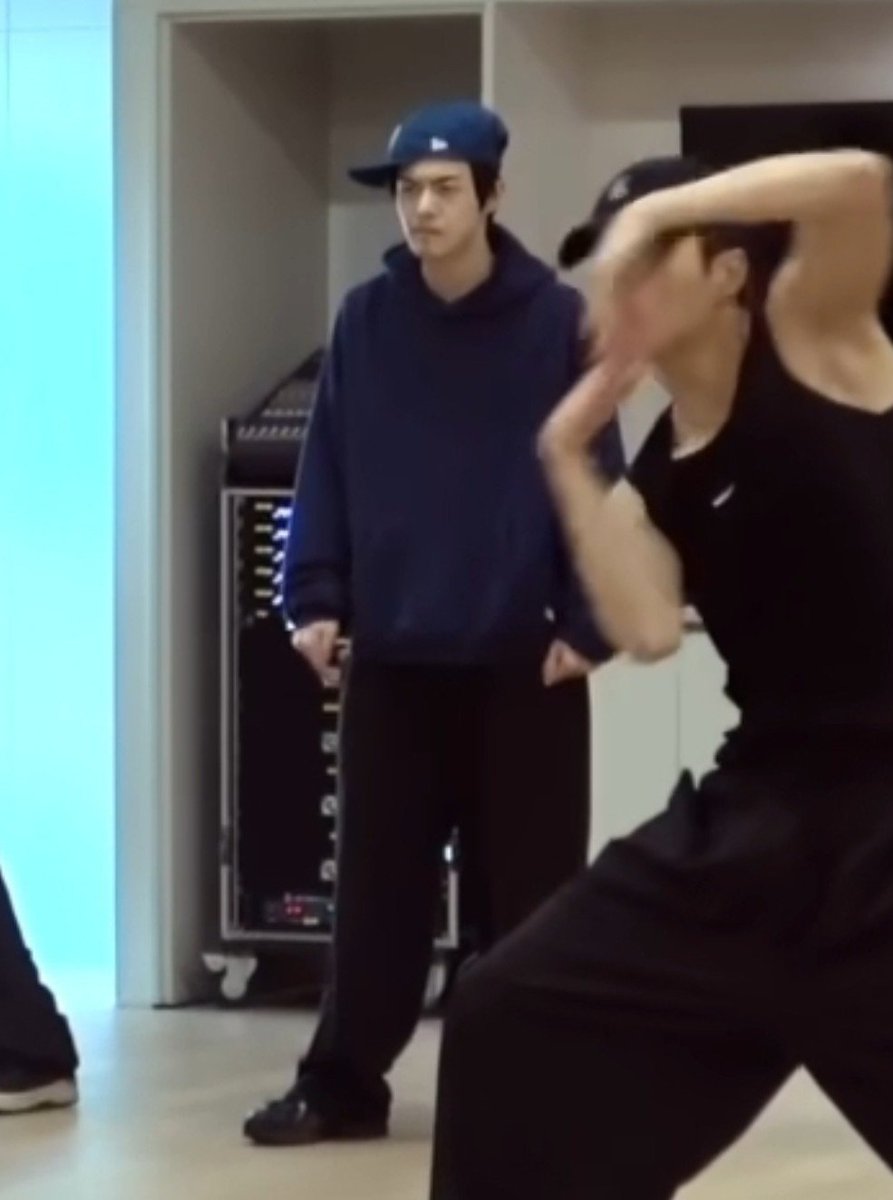baekdeerr's tweet photo. LEO.. WHAT ARE YOU DOING?? Hahahh🧍🏻‍♂️ https://t.co/AYDOzcKnCE