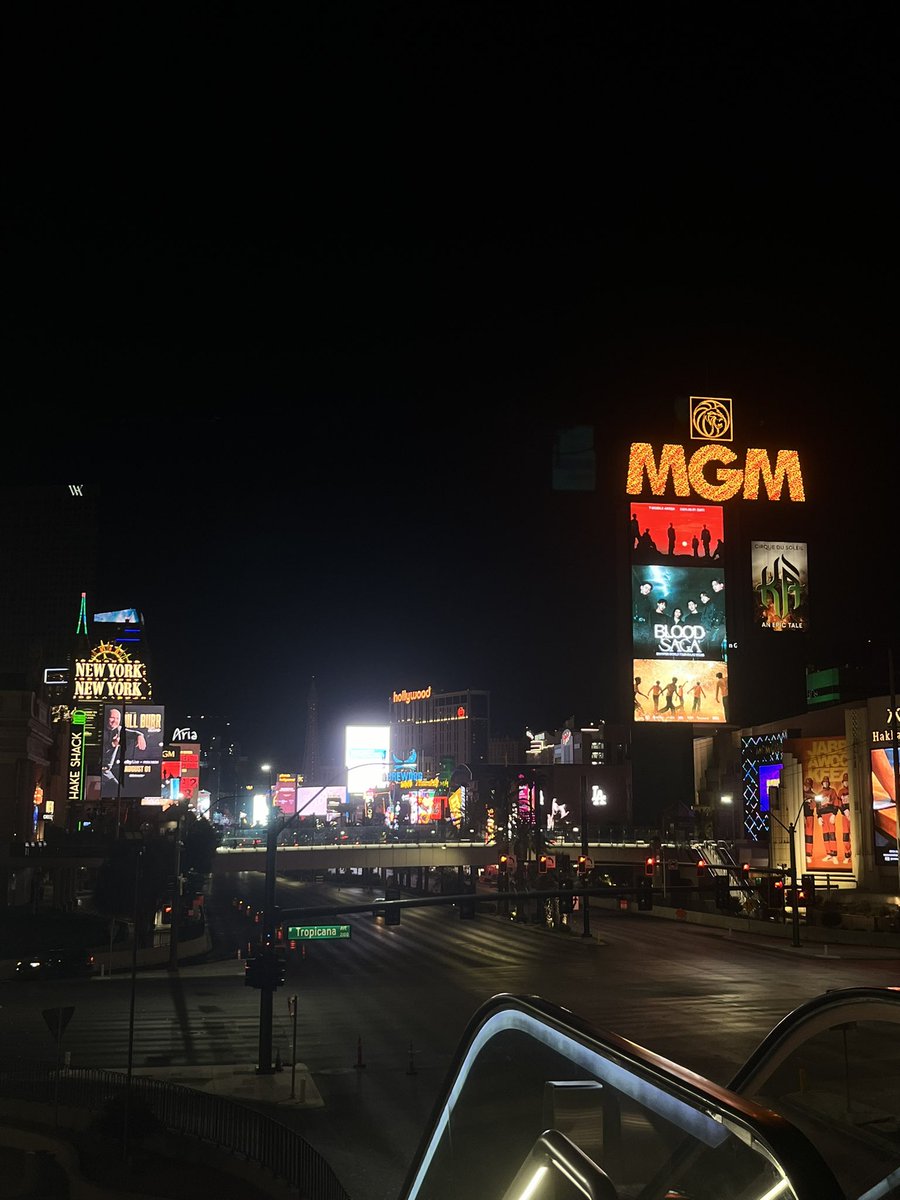 hnconnecten's tweet photo. 公演の前日にベガスに到着したんだけど、メインのストリートにパネルがいっぱいあってエナイプンがずっと出てきてどこ見てもエナイプンだらけ幸せだった❣️❣️
宣伝トラックも走ってた😎
街はキラキラしてて歩いてるだけでテンションあがった✨✨ https://t.co/xaFxddM8gZ