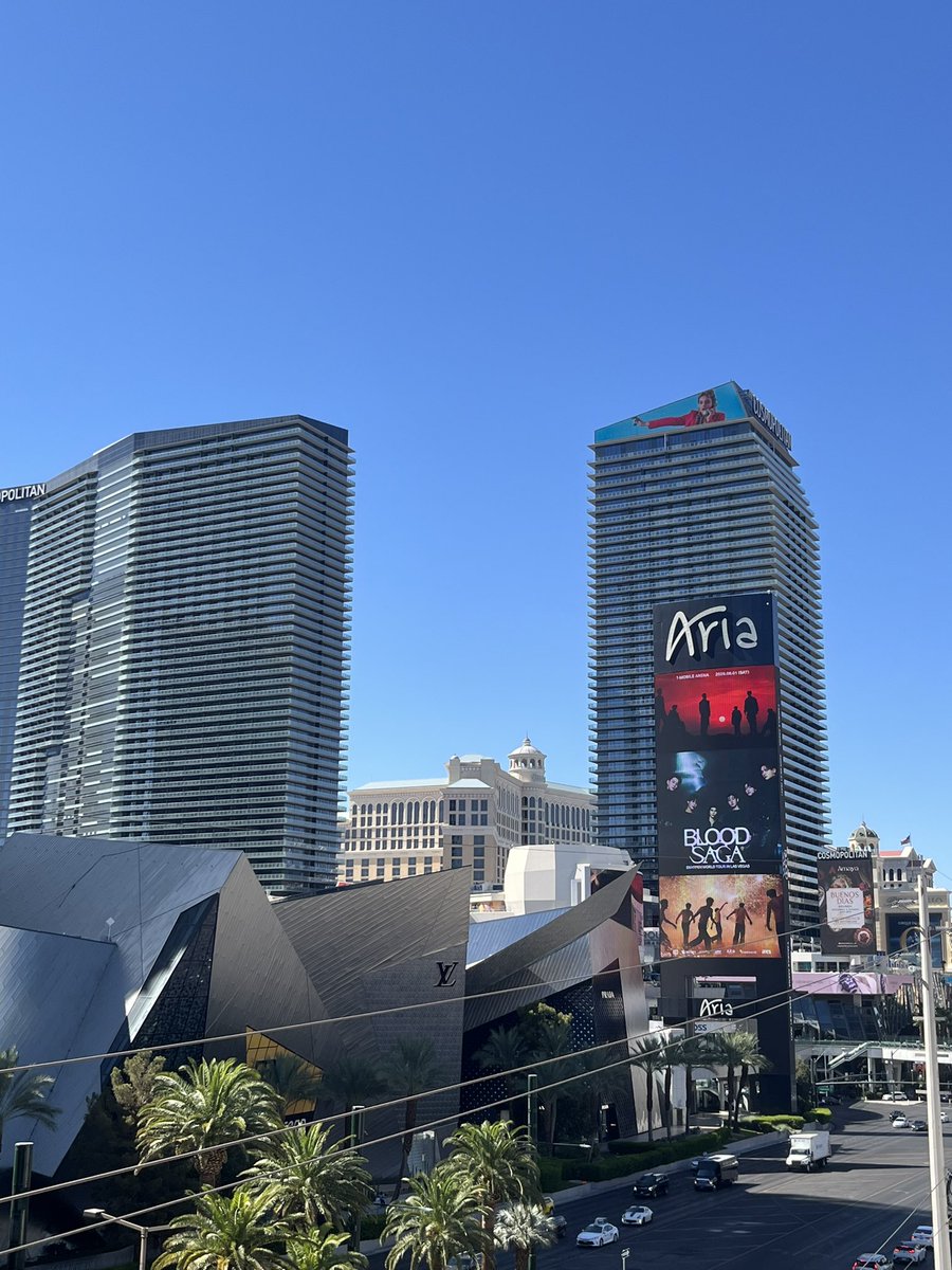 hnconnecten's tweet photo. 公演の前日にベガスに到着したんだけど、メインのストリートにパネルがいっぱいあってエナイプンがずっと出てきてどこ見てもエナイプンだらけ幸せだった❣️❣️
宣伝トラックも走ってた😎
街はキラキラしてて歩いてるだけでテンションあがった✨✨ https://t.co/xaFxddM8gZ