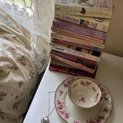 AlejaReads's tweet photo. reading is giving your soul a place to dream while awake.>>> https://t.co/W441Ir41tL