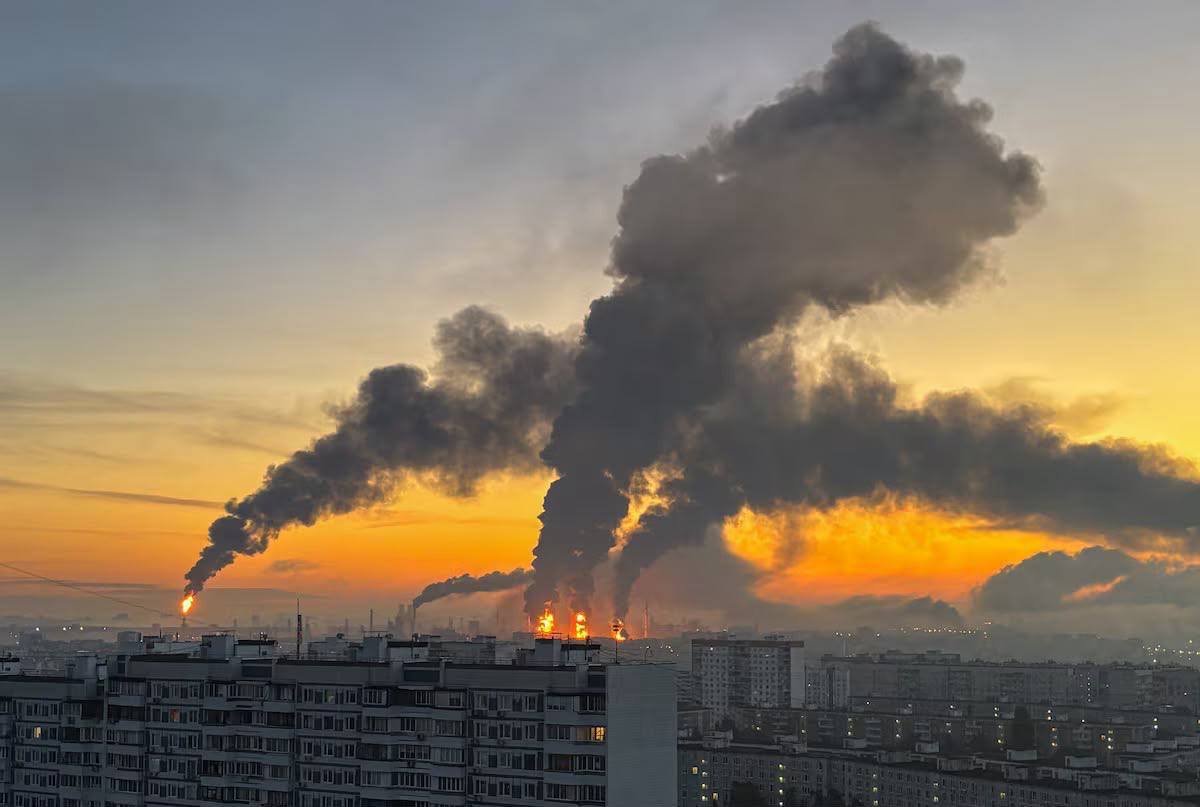 NOELreports's tweet photo. Ukraine’s Foreign Minister Andrii Sybiha says foreign colleagues congratulated him on a “day of burning Moscow” after Ukrainian long-range strikes. He said the scenes were not what Putin expected when he started the war, adding: “Look out the Kremlin window, see the flames over Moscow, and end this war.” #Ukraine