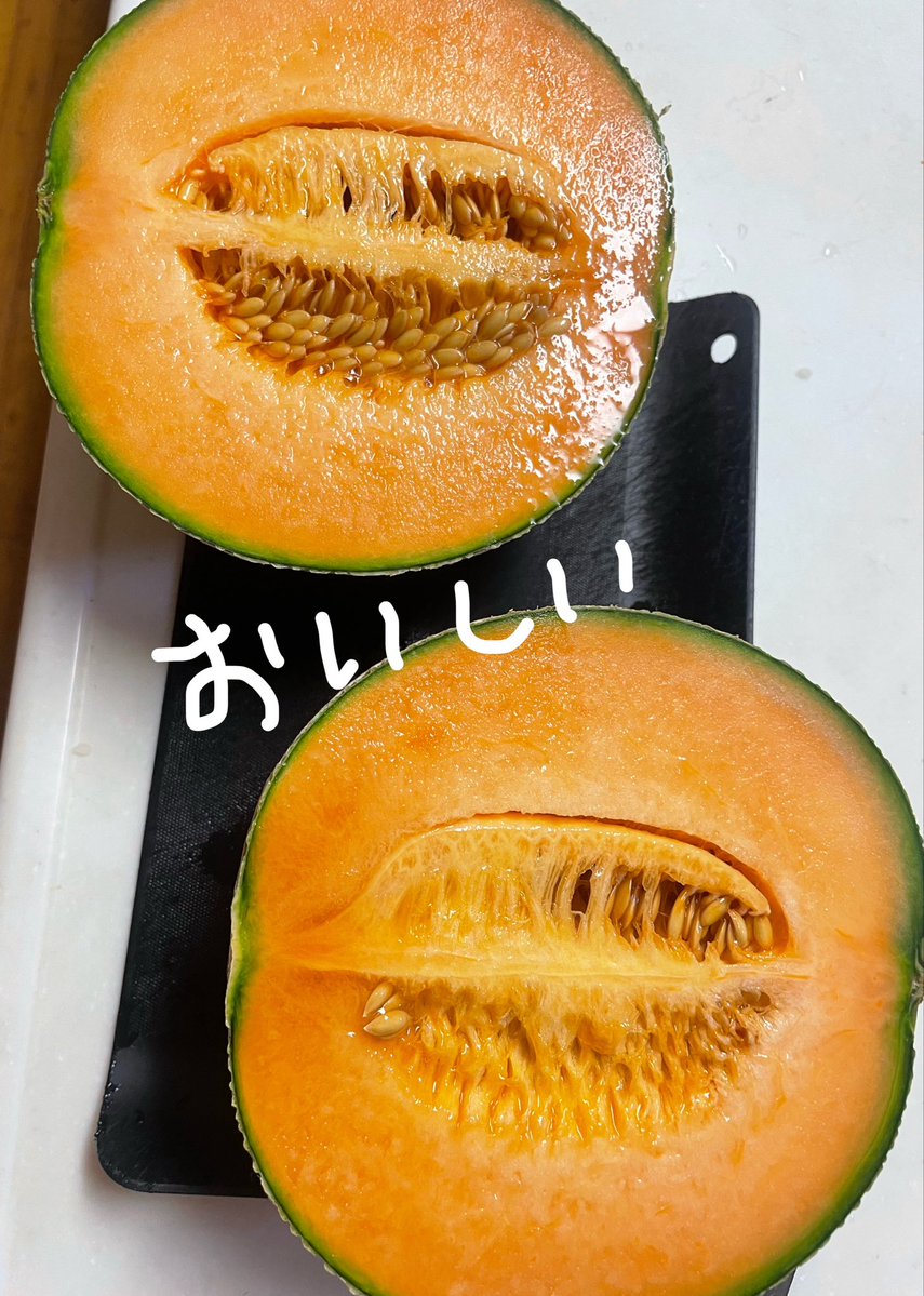 7216akko_a's tweet photo. メロンの上に🐈のせてごめんなさい。
茨城県産赤肉メロンすごくおいしかったです❣️来年も注文します🍈 https://t.co/7b4j3C976v