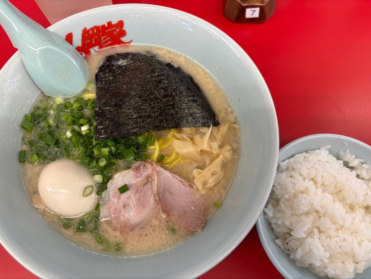 ka_obin6's tweet photo. 雨やばいけど買い物パシられてるなう🥲
相合傘のやついっぱいいてなんか、、、いいよね

あとこれ今日の昼飯ありえない🤦‍♀️ https://t.co/uflNmUPm40