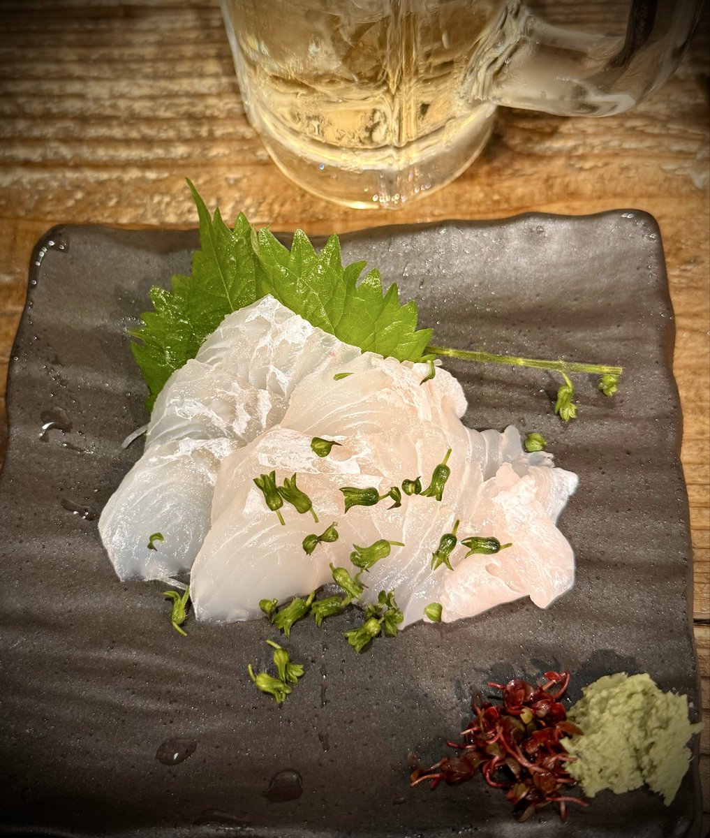 SeeKneck's tweet photo. この時間だとスーパー無理な夕食難民。
地元で軽くコース。
平目の刺身美味い！ https://t.co/FF2YpANzBL