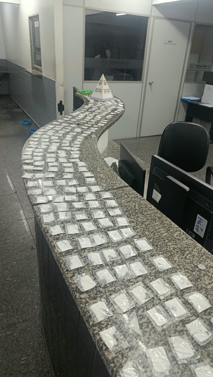 PMERJ's tweet photo. 📍Policiais do #8BPM prenderam três criminosos e apreenderam farta quantidade de drogas na Rua Santa Cruz, em Açu, São João da Barra.
Na ação, foram apreendidos cocaína, dinheiro em espécie e aparelhos celulares.
Ocorrência encaminhada à 146ª DP.
#ServireProteger https://t.co/rlmsHLlIZ1