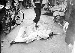 AntiTHBK's tweet photo. #台灣史補課

有多少人知道，228 當天本來是和平請願遊行，結果行政長官公署的衛士竟然在屋頂用機槍掃射抗議民眾，造成民眾死亡，後來才會演變成全台大暴動？ https://t.co/EiCHNOWA1u