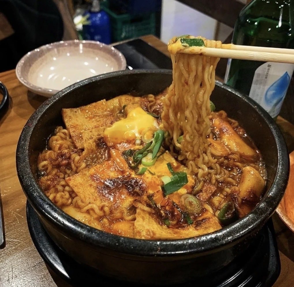 dangjungdo1122's tweet photo. 역전할머니맥주의 베스트 메뉴 원탑

베스트 메뉴는 짜파구리!

처음엔 술집에서 짜파구리를
굳이 돈 주고 시켜 먹나 싶었는데

먹어보면 꾸덕하고 매콤달달한 소스에
면도 착착 감겨서 시원한 맥주 안주로 너무 잘 어울려요!

역전할맥은 살얼음 맥주도 있지만
저는 거의 짜파구리 먹으러 간답니당 ㅋㅋ