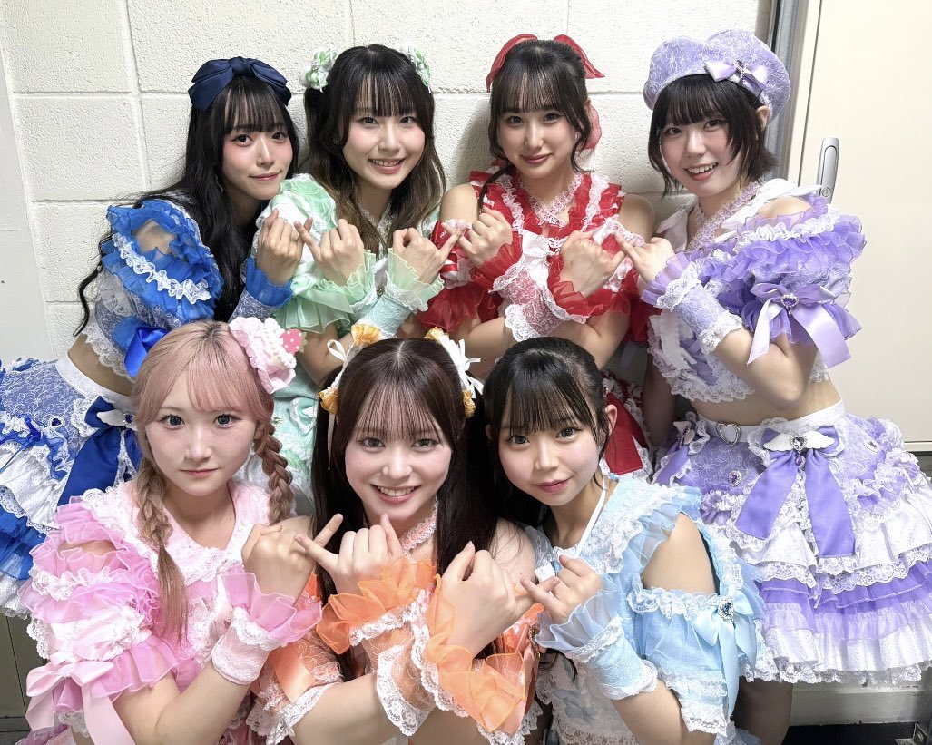 Musicnutrition1's tweet photo. ドルオタ10周年を振り返る…
2026年の春に出会った新しいグループ
UniTia
2026年9月22日にワンマンライブがあり、
今年の春TikTok配信でお会いしたグループです。
2025年10月7日から2026年3月23日まで前職場でのパワハラ，昨年の8月下旬から9月上旬までの10日間私はそれに伴う入院をして、10月5日に家族で大阪・関西万博行ってる最中上司からの電話で倒れ，父親が怒鳴り上げてから親も担当の医師もこれ以上この職場に働くのは危険と判断し，半年間休職してました。
この件は何回もXやFacebook、インスタにも書いてますが、冗談抜きで命に関わるくらい不安なこともあったので。
2026年3月6日に現職場での2回目の面接でその場で既決採用されて、食品会社の工場を見学して、3月24日から採用として今こうして働いてます。この職場での採用が決まってから最初に出会ったアイドルがUniTiaさんでした。メンバーのもえさんと配信で出会って、今年の7月大宮アイドールの渡辺綾ちゃんの卒業公演を機に東京に行く機会はあったけど、タイムテーブル上7月5日に身内の法事もあったことから2日間しか東京におれず，お会いするのが難しく断念しました。
このグループはもえさんが最年長ではありますが，それでも23歳という若さでメンバー数名がまだ20歳未満の方もおられると聞き、この10年間で応援してきたアイドルの平均年齢的にも多分最年少にあたるかと思います。
大宮アイドールと共に応援してるブルーなままでのメンバー数名ほど25歳未満がいますがそれより若いグループなので。
自分にとっては新しい音楽と出会えた喜びもありますが、現在32歳で年齢もだいぶ離れているから自分の世代の曲と合わないところもやはりあります。まだこのグループはサブスク等音源フルでの解禁がないので、ゆっくり曲を聴いたりギターの曲があれば耳コピでやりたいやつがあればやりたいけど、まだまだ先の話になるかな？
UniTiaのメンバー…代表で最年長のもえさんに届けます。10年間ドルオタやってきて大宮アイドールが現在応援してるアイドル最年長にあたり9年間応援してきてます。またブルーなままではデビューしてから5年ですが、前グループ経験を含めメンバーの蒼野りかこちゃんが全部のアイドルの中で応援歴8年の最年長です。次に現在大宮アイドールの桜井ひとみちゃんがDMW所属歴最年長で7年…メンバーの市ノ瀬律ちゃんとカフェドルの織田知穂さんが僕と同い年の32歳の最年長にあたり、7月3日に9年間応援してきた渡辺綾ちゃんが卒業されて、今はタレントとして野球メインのお仕事で活動されてます。僕と市ノ瀬律ちゃんと織田知穂さんより歳上で唯一の昭和生まれのメンバーでした。
昨年からの休職期間にHyperMeltyがデビューして最年少のメンバーがうさみういちゃんで今年の12月で20歳になられます。いろんな出会いがあり、休職期間を乗り越えて、たまたまTikTokで見つけたアイドルさんと出会いましたが、この10年間いろんなアイドルさんと出会えたことから今に至ります。
来月は大宮アイドールの春夏秋冬サラちゃん、2027年6月17日に市ノ瀬律ちゃんの卒業及びアイドル引退が決まってます。全てのアイドルトータルして年齢的にも世代交代を感じてきてます。次はUniTiaさんたちの世代アイドルが新しい時代を築き上げると思います。
来年3月に東京行くことを検討してます。その時にお会いできたらお会いしたいです。
9月23日B'zの稲葉さんの誕生日当日に稲葉さんの故郷の岡山県津山市へ日帰りとしてドルオタ10周年のお祝い旅行をしてきます。ソロライブの地元凱旋だけどチケットはありません、ですが本人の近くにはいます。なのでまだUniTiaさんのチェキ誰も持っていませんが、皆さんと出会えたことの感謝を込めて楽しい1日にしてきますので。
9月22日のワンマンライブ成功を祈っております🙏
@UniTiaofficial @sana_unitia @momoka_unitia @mao_unitia @mia_unitia @riria_unitia @moe_unitia