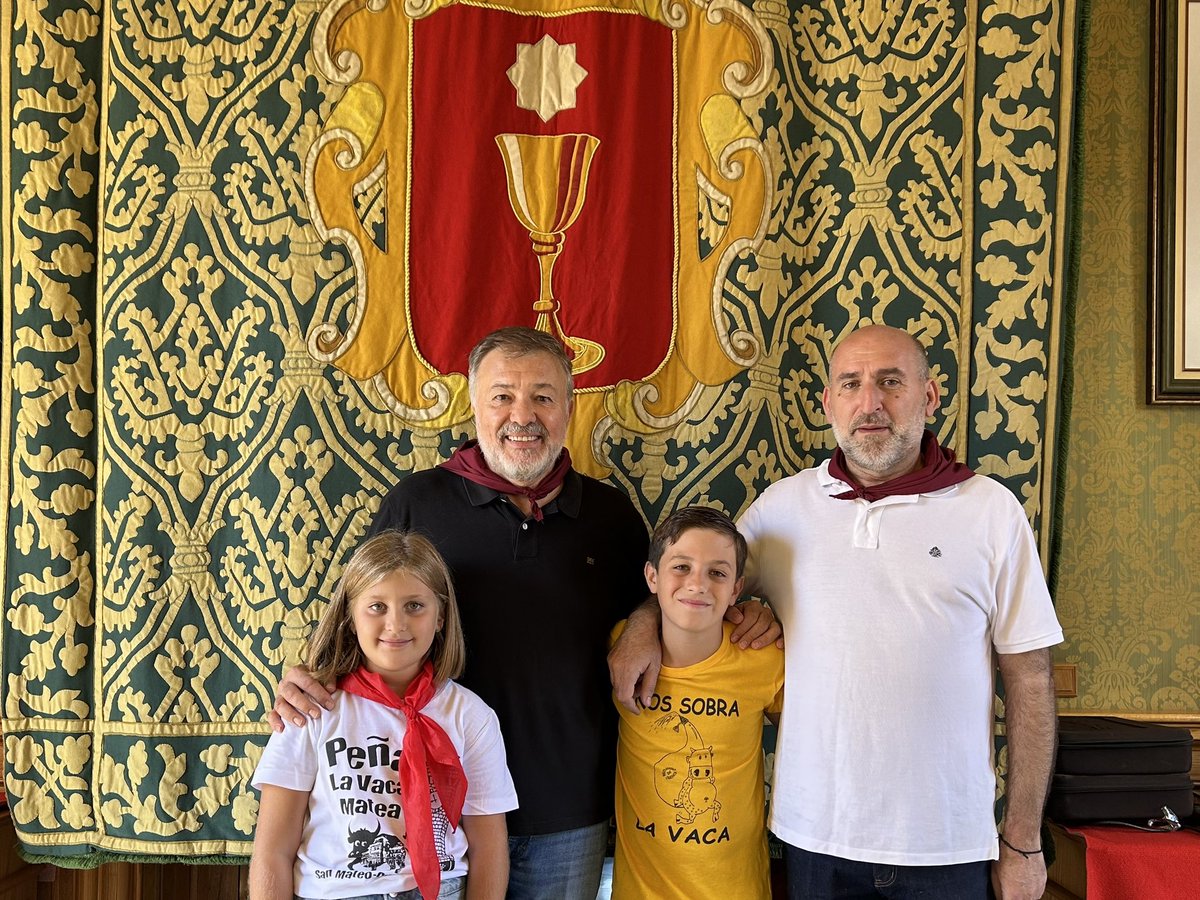 DarioDolz's tweet photo. Pregonero de altura para San Mateo Infantil el que hemos tenido con Óliver, que ha animado a los jóvenes peñistas con sus arengas.
Un acto muy bonito gracias a él y a sus amigos y familia, que le han acompañado, y también a Martina, pregonera del año pasado. https://t.co/AGd8V9Z9Z3