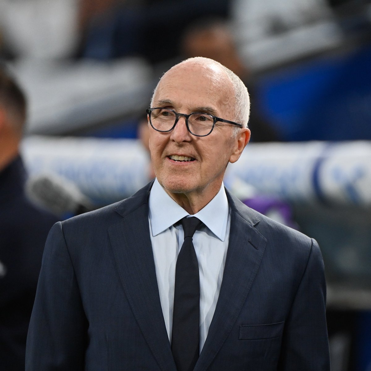 ActuFoot_'s tweet photo. 🚨 À 73 ans, MCCOURT 🇺🇸 CHERCHE TOUJOURS DES PARTENAIRES STRATÉGIQUES POUR L’ÉPAULER À L’OM. 💰💙🤍

LES PISTES MENANT AU GOLFE PERSIQUE sont notamment explorées. 

Tout est envisagé pour générer de nouvelles ressources.

L’Américain est préoccupé par la situation et lassé par tant de vents contraires, banderoles insultantes.

🗞️ Le JDD via @OManiaque