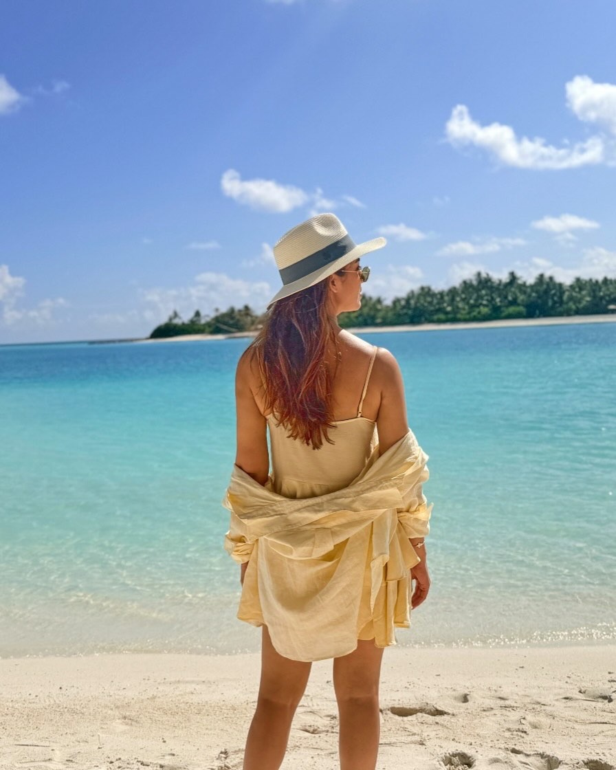 IndiaToday's tweet photo. Nayanthara shared a series of pictures on her Instagram, posing in a yellow outfit during her Maldives getaway. She completed her beach look with sunglasses as she strolled along the shore.
#Nayanthara #Maldives #NayantharaPhotos #Kollywood #CelebrityStyle #ShowMo https://t.co/6VfE6YVTJT