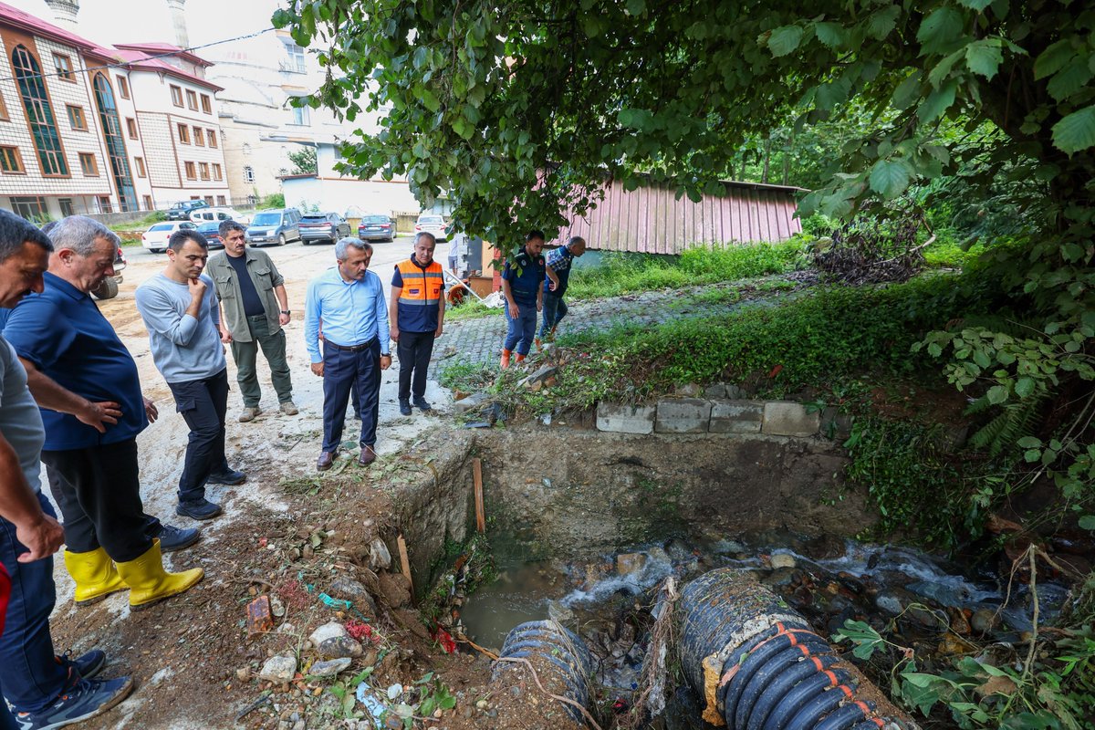 RizeVali's tweet photo. İlimizde meydana gelen yoğun yağışın ardından afetin yaşandığı Pazar ilçemize giden Valimiz Sayın İhsan Selim Baydaş, bölgede incelemelerde bulundu.

Afetten etkilenen alanları yerinde inceleyen Vali Baydaş, Pazar Kaymakamı Hamza İnam'dan yürütülen çalışmalar ve son durum hakkında bilgi aldı.

Ekiplerin sahadaki çalışmaları hakkında bilgi alan Vali Baydaş, vatandaşların herhangi bir mağduriyet yaşamaması için yürütülen çalışmaların titizlikle sürdürülmesi talimatı verdi.

İncelemede Vali Baydaş'a Pazar Belediye Başkanı Neşet Çakır da eşlik etti.

@ihsanselimb 
@PAZARKAYMAKAMLI 
@rizepazarbel