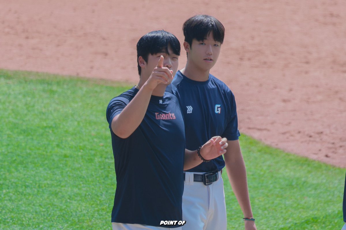 pointof_ms's tweet photo. 왕크니까 왕귀엽다~😁😁✌🏻✌🏻

#롯데자이언츠 #이민석 #김한결 https://t.co/uMD1Ybl7sF