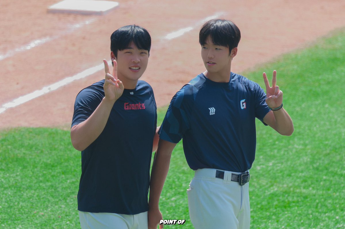 pointof_ms's tweet photo. 왕크니까 왕귀엽다~😁😁✌🏻✌🏻

#롯데자이언츠 #이민석 #김한결 https://t.co/uMD1Ybl7sF