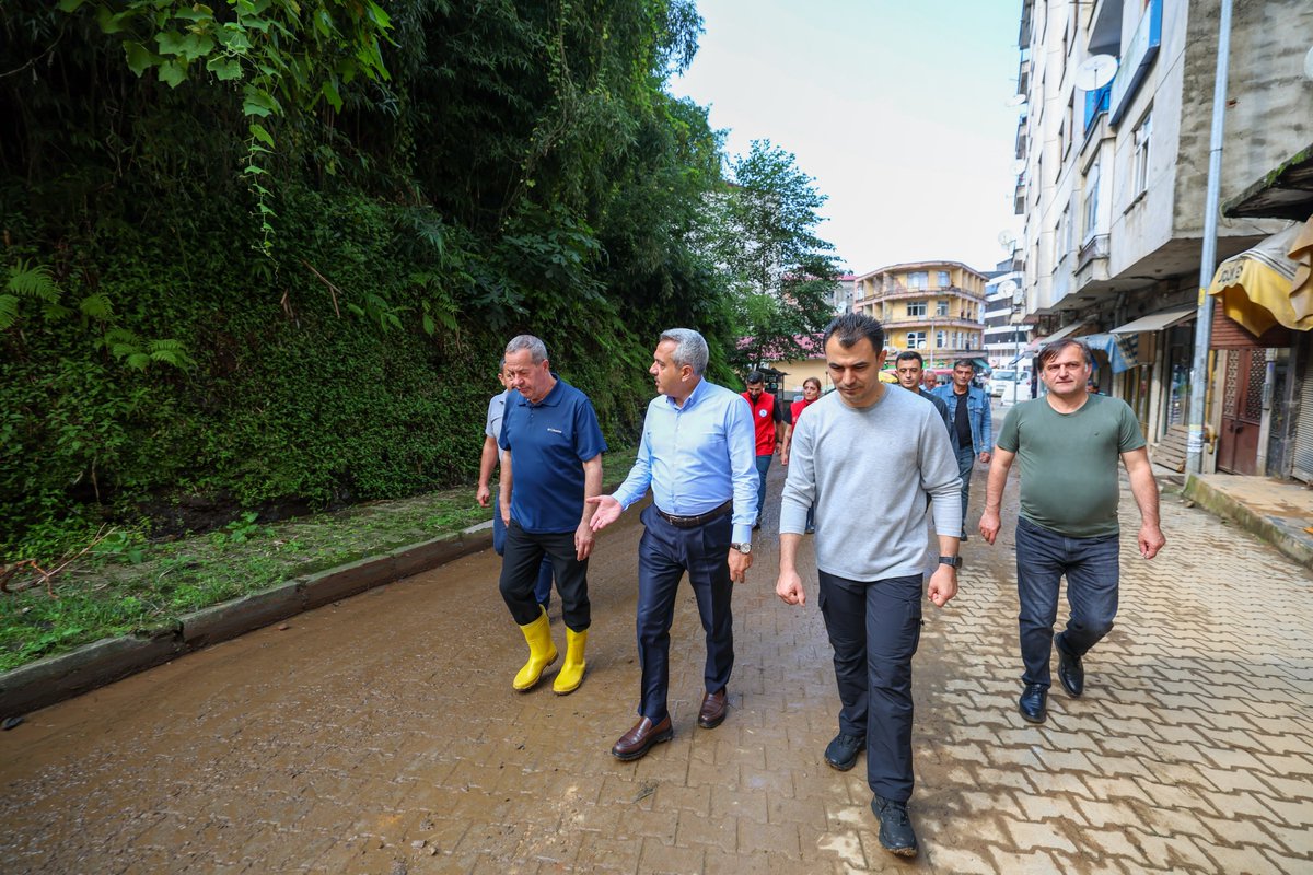 RizeVali's tweet photo. İlimizde meydana gelen yoğun yağışın ardından afetin yaşandığı Pazar ilçemize giden Valimiz Sayın İhsan Selim Baydaş, bölgede incelemelerde bulundu.

Afetten etkilenen alanları yerinde inceleyen Vali Baydaş, Pazar Kaymakamı Hamza İnam'dan yürütülen çalışmalar ve son durum hakkında bilgi aldı.

Ekiplerin sahadaki çalışmaları hakkında bilgi alan Vali Baydaş, vatandaşların herhangi bir mağduriyet yaşamaması için yürütülen çalışmaların titizlikle sürdürülmesi talimatı verdi.

İncelemede Vali Baydaş'a Pazar Belediye Başkanı Neşet Çakır da eşlik etti.

@ihsanselimb 
@PAZARKAYMAKAMLI 
@rizepazarbel
