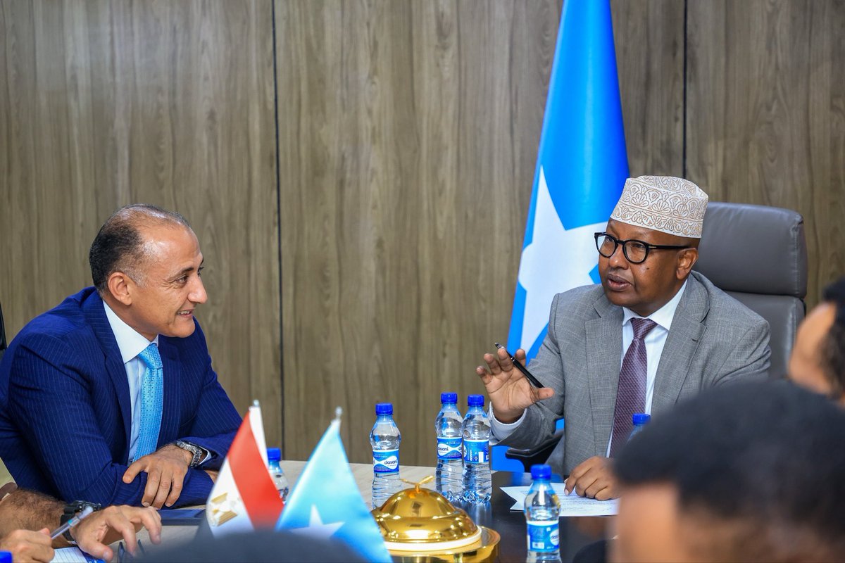 MoDSomaliya's tweet photo. استقبل معالي أحمد معلم فقي، وزير الدفاع في جمهورية الصومال الفيدرالية، اليوم في مكتبه، وفداً من الضباط العسكريين المصريين الذين يزورون البلاد، برفقة سعادة محمد صلاح قشطة، سفير جمهورية مصر العربية لدى الصومال، حيث بحث الجانبان سبل تعزيز التعاون بين الصومال ومصر في مجالي الدفاع والأمن، إلى جانب القضايا ذات الاهتمام المشترك.

للمزيد 👇
https://t.co/Agzlparxtm