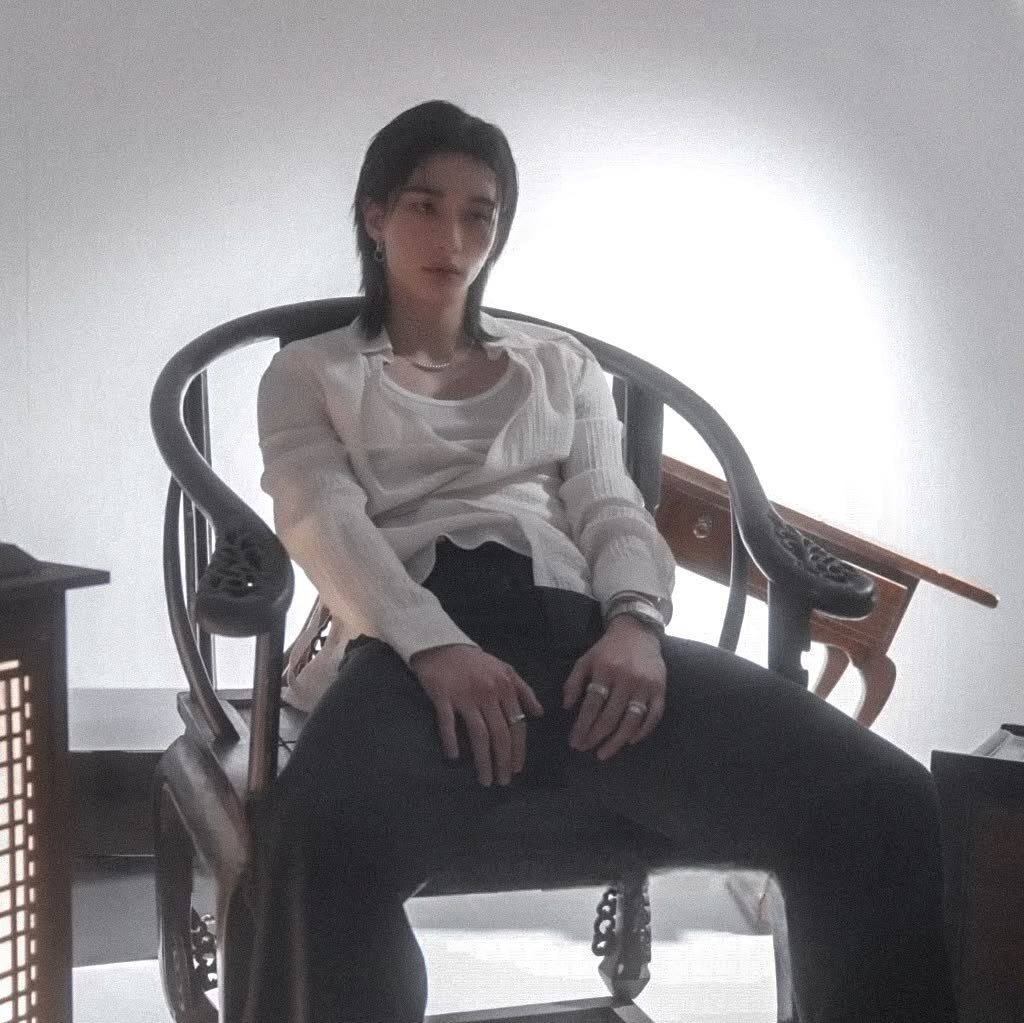 hwanghynjnnie's tweet photo. hyun manspreading https://t.co/nEmtRqgvzT