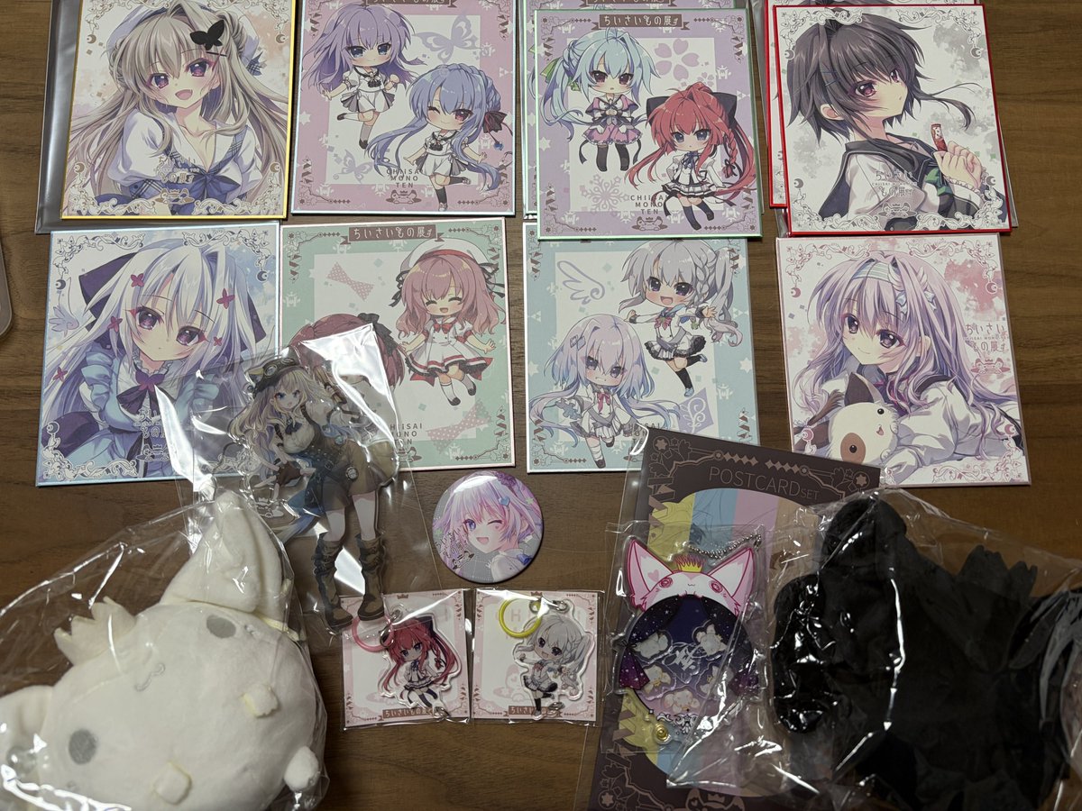 kuon2020's tweet photo. せんりひーん。
色紙いい感じに出た！
希亜ちゃんまぐろ味のちゅーる持ってにゃんこと遊ぶのかな？って思ったらなんか胸のあたりに横線？２枚ともだからデフォかな？

#ちいさいもの展 https://t.co/qD1zIcgVTG