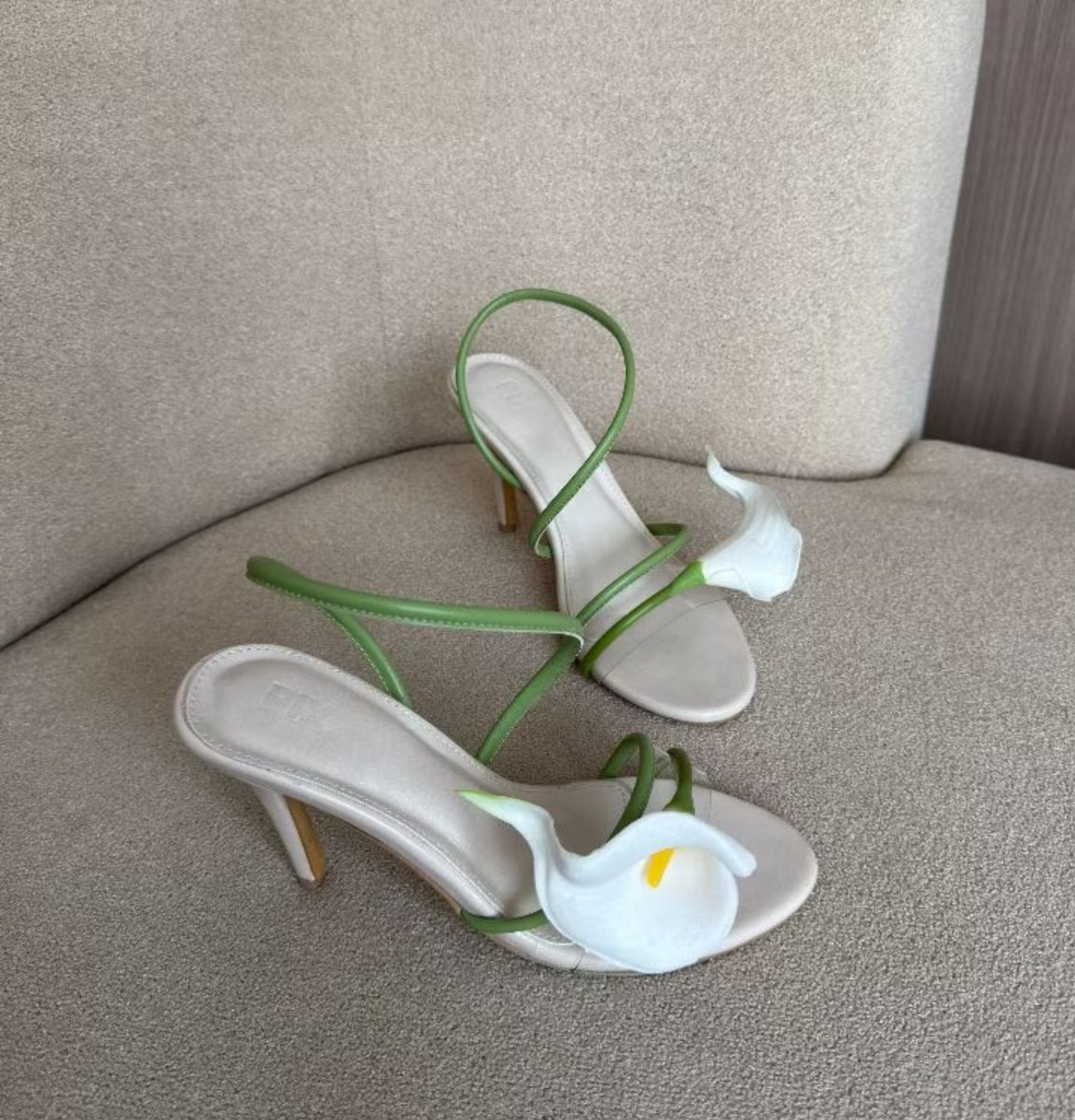 gyanetta_'s tweet photo. Demi apa ada foot wear se estetik ini😭
Banyak pilihannya,ada flatshoes, high heels,mules,heels tahu , lengkap! https://t.co/qyRVrXaOuk