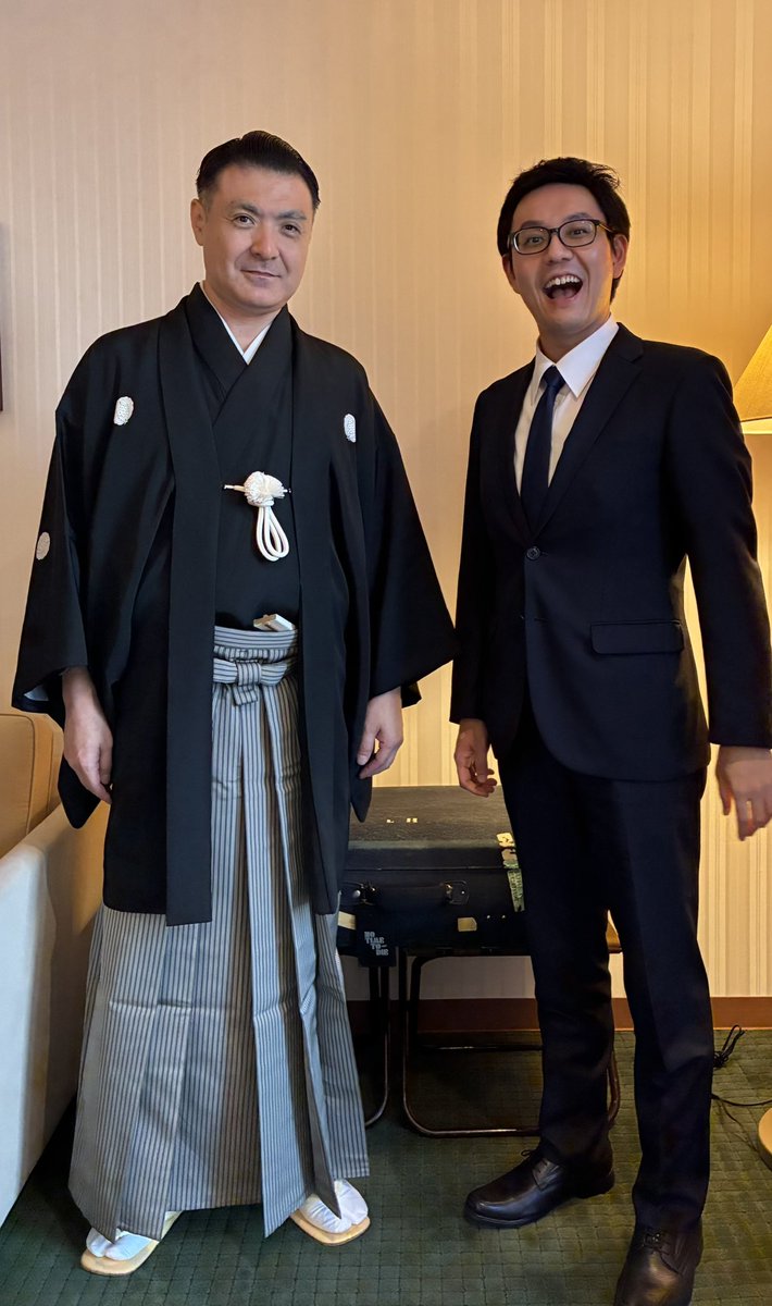 warai_shige's tweet photo. 竹本織太夫さん@bunrakunosusume の「十代目竹本綱太夫襲名記者会見」を終えた直後のツーショットです！！

このSpotifyのPodcastでは会見直後の織太夫さんの生の声を配信してます！！
ぜひ聴いて聴いて！

#オリもオリとて https://t.co/b5TiMTqQAz