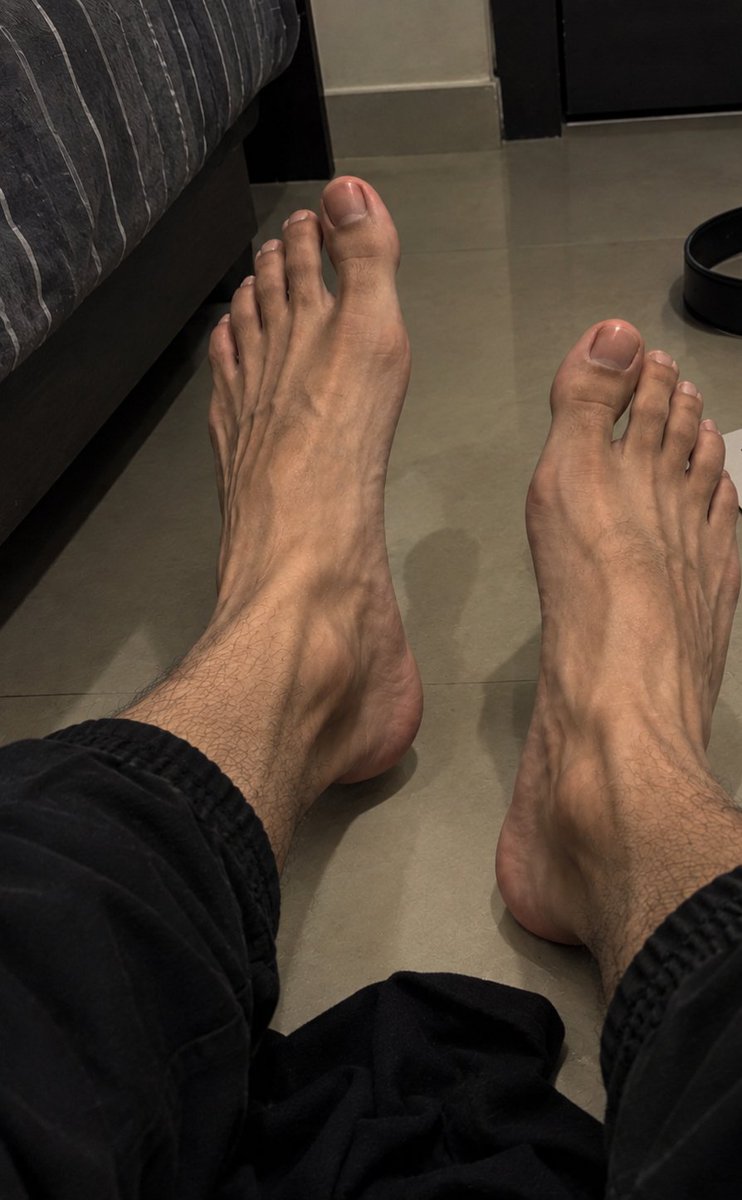 johnraygi's tweet photo. Who wants to run their tongue over my feet 😈

#feetworshi̇p #feet #findom #finsub #cashfag #slave #dom #submissive #alpha #dominant https://t.co/MaAgBO6Ogp