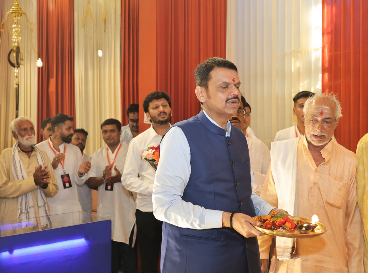 Dev_Fadnavis's tweet photo. ॐ एकदन्ताय विद्महे।
वक्रतुण्डाय धीमहि।
तन्नो दन्तिः प्रचोदयात्॥ 🙏🚩

गुप्ता चौक, नागपूर येथील एकता बाल गणेश उत्सव मंडळाच्या सुरेंद्रगढचा विघ्नहर्ता श्री गजाननाचे दर्शन घेतले. यावेळी श्री गजाननाकडे जनतेच्या सुख-समृद्धीसाठी, शेतकऱ्यांच्या भरभराटीसाठी आणि प्रत्येक नागरिकाच्या मंगलमय जीवनासाठी प्रार्थना केली. मंडळाने केलेल्या स्वागत आणि सत्कारासाठी मनापासून आभार.

#Maharashtra #GanpatiBappaMorya #Ganeshotsav