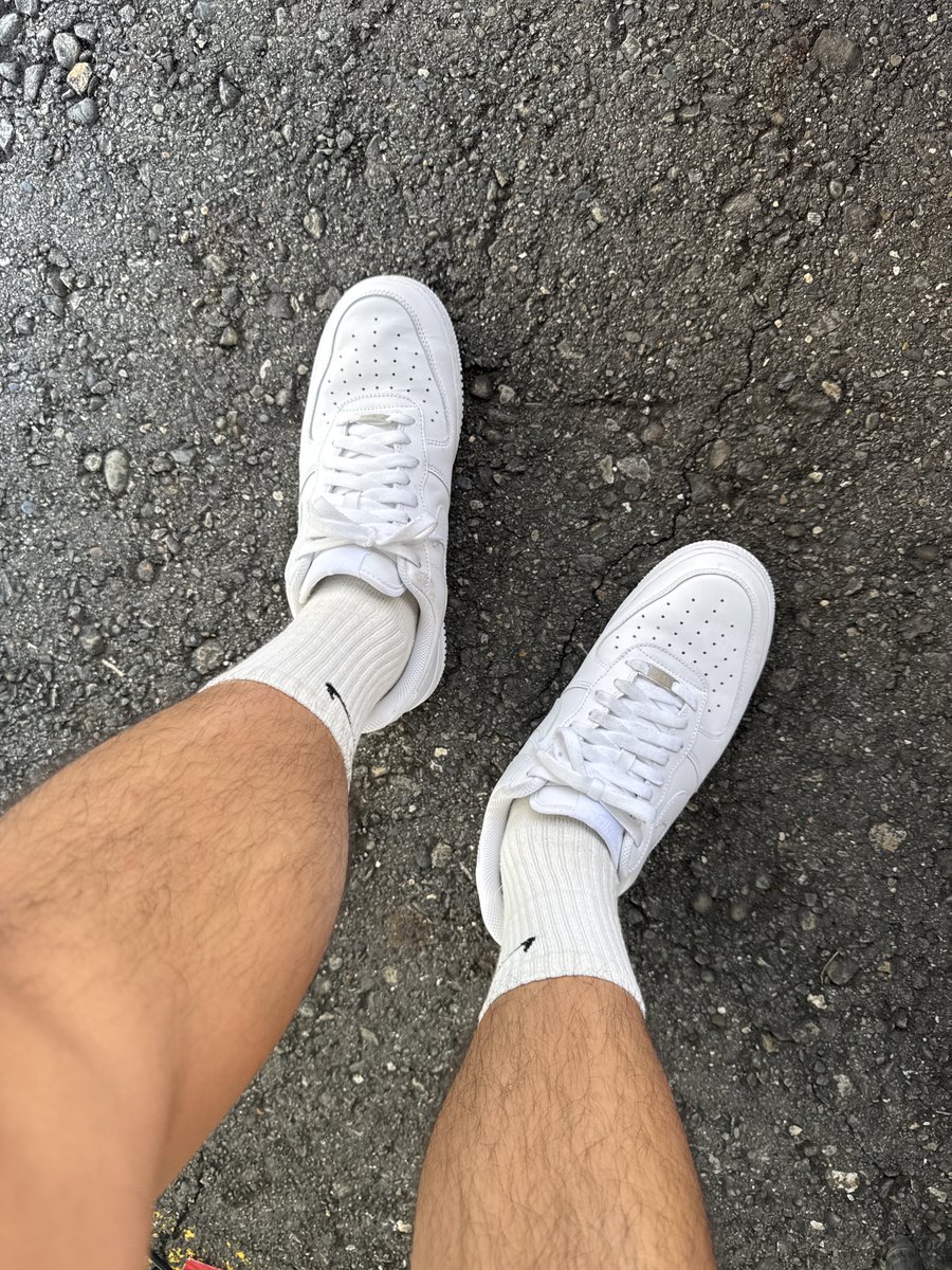 crazy143143143's tweet photo. 🦵🏼👟🧦 https://t.co/T44v5NYePH