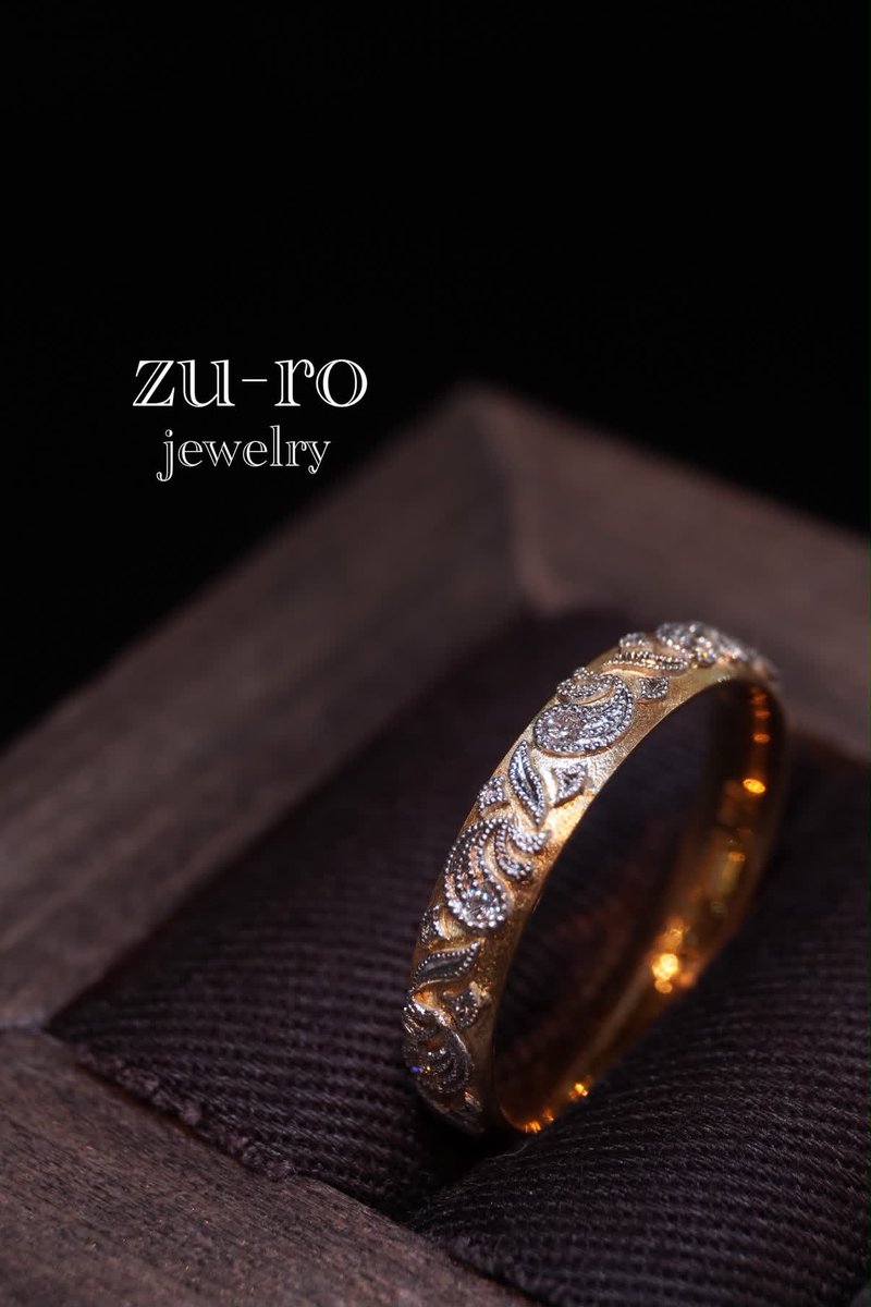 satotradingco's tweet photo. 【ジェムファンファーレ！出展社紹介 No.15】
zu-ro jewelry(https://t.co/Y4eGlbDktw)は東大寺の大仏や数々の寺社が立ち並ぶ奈良市内に2008年から店舗兼工房を構え、悠久の時、歴史をジュエリーとともに刻んでゆけるような、ひとつひとつ個性あるジュエリーを制作しております。

オーナーが選び抜いたルースを使い、その石その石に合うデザインをおこし、その際にこだわるのはデザインはもちろん、長く身につけたくなるような、着け心地、密着感にも気を配り一点一点、丁寧に制作しております。

また、お手持ちのルースやジュエリーからのリフォームやオーダーなども承っております。
k18YG、プラチナ、シルバーなどの種類、細かなデザインの希望など、オーナーと相談しながら今の自分に合うデザインをぜひ見つけてください。

▼ジェムファンファーレ！in大阪(@gem_fanfare)
[開催日時]
2026/11/7(土) 11:00-19:00
2026/11/8(日) 10:00-17:00

[会　場]
drapeau ANNEX 2 SPACE C
大阪府大阪市中央区博労町4-6-10 ハニービル2F
◇御堂筋線・長堀鶴見緑地線 
「心斎橋駅」3番出口より徒歩5分
◇御堂筋線・中央線 
「本町駅」15番出口より徒歩5分

#ジェムファンファーレ