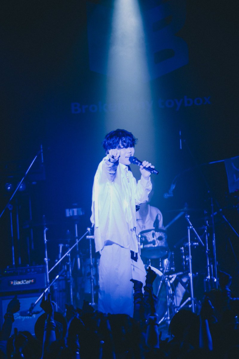 Bmtb_vo's tweet photo. 改めて「箱庭へようこそ~Re:Parade~」
全公演無事終演、完売御礼毎度あり。
昨日ほど演奏しながら「良いライブが出来ている」と思えた日はなかったな。
今の私が出来る最高の1日でした。
誰1人かけることなく、
メンバー4人と皆で
次は「ジオラマを抜け出して」その先へ

Photo by若奈(@wakaa_02 ) https://t.co/TWUjJUyDdg
