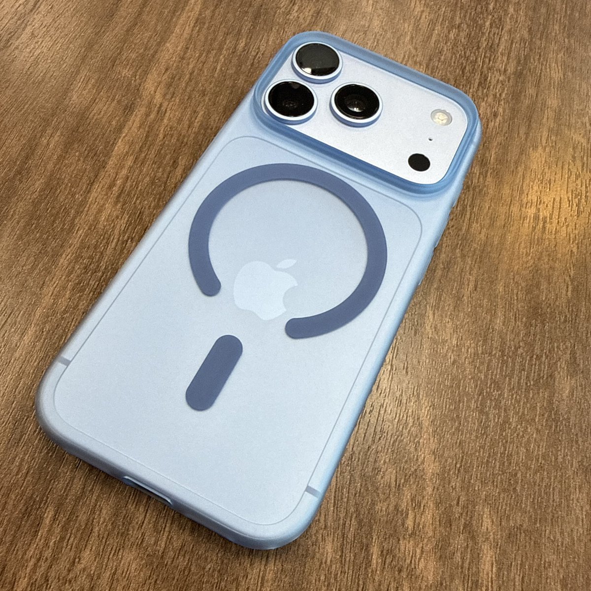 eigasukix's tweet photo. iPhone 18 Pro手に入れた。
ケースも色に合わせたけどなかなか良き。
早くAir2出てくれ、腕がもげないうちに。 https://t.co/3kdGaUDPh0