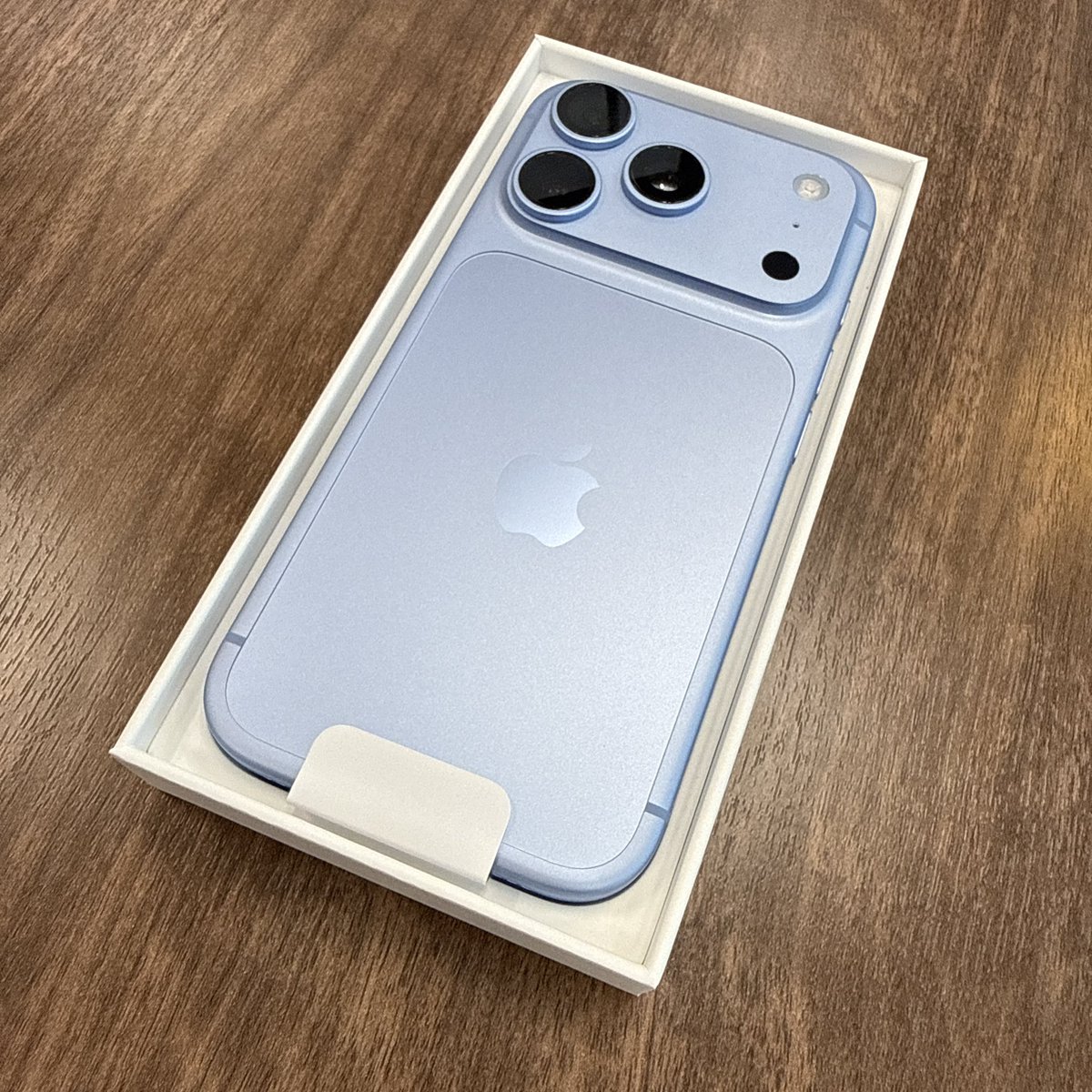 eigasukix's tweet photo. iPhone 18 Pro手に入れた。
ケースも色に合わせたけどなかなか良き。
早くAir2出てくれ、腕がもげないうちに。 https://t.co/3kdGaUDPh0