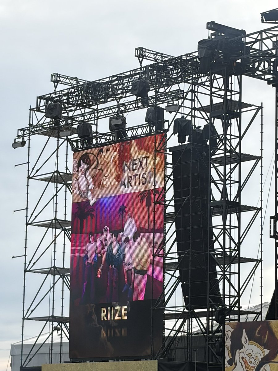 Tokubetyu_smk's tweet photo. もう1組韓国から来てくれたRIIZE、みんなかっこいいな！日本のフェスになかなか出る機会がないらしくその中でイナズマを選んでくれたこと、日本語で頑張って俺たちオーディエンスを煽ってくれてた姿勢がかっこよかった！あのピンク髪ぽい人かっこよかったな
#フェストイナズマ
#RIIZE https://t.co/TUZSMbB065