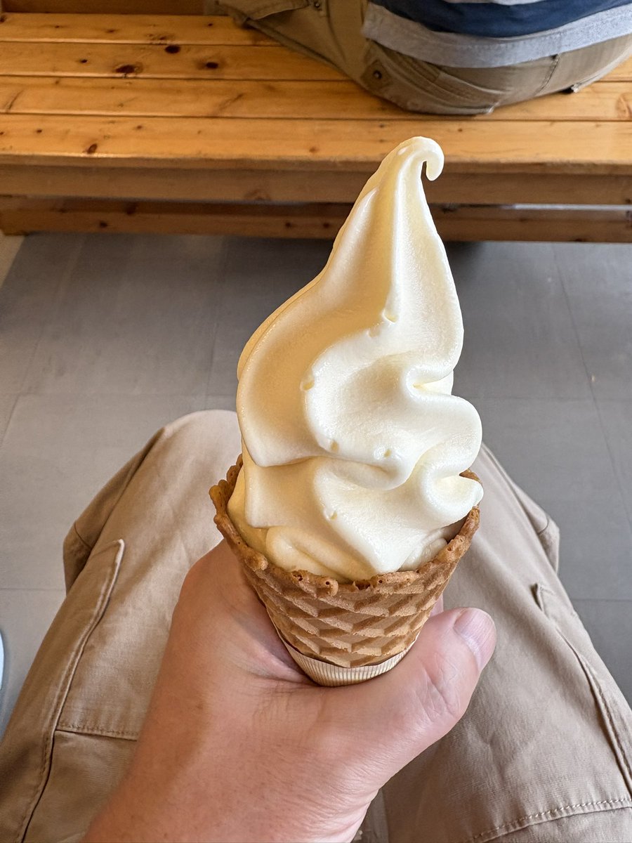 makinots's tweet photo. 帰りに、道の駅、たたらば壱番で玉子ソフトを食べる。今まで食べたソフトクリームとは違う。濃厚だが、玉子の風味がして美味しい。＃サラリーマン https://t.co/3ISQVGohg0