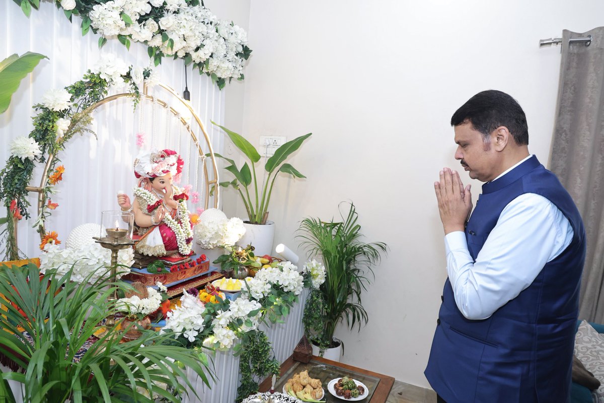 Dev_Fadnavis's tweet photo. ॐ गं गणपतये नमो नमः 🙏🚩

🌺 नागपूरच्या महापौर निताताई ठाकरे यांच्या नागपूर येथील निवासस्थानी जाऊन आज श्री गणपती बाप्पाचे मनोभावे दर्शन घेत आशीर्वाद प्राप्त केले. यावेळी राज्यातील जनतेच्या सुख-समृद्धीसाठी प्रार्थना केली. 

@Nita_Thakre
#Maharashtra #GanpatiBappaMorya #Ganeshotsav