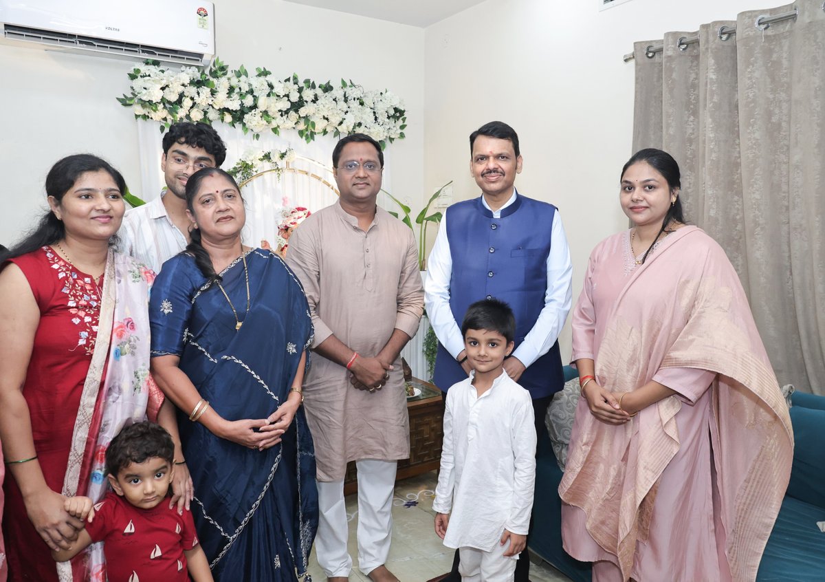 Dev_Fadnavis's tweet photo. ॐ गं गणपतये नमो नमः 🙏🚩

🌺 नागपूरच्या महापौर निताताई ठाकरे यांच्या नागपूर येथील निवासस्थानी जाऊन आज श्री गणपती बाप्पाचे मनोभावे दर्शन घेत आशीर्वाद प्राप्त केले. यावेळी राज्यातील जनतेच्या सुख-समृद्धीसाठी प्रार्थना केली. 

@Nita_Thakre
#Maharashtra #GanpatiBappaMorya #Ganeshotsav