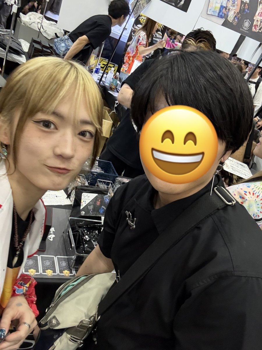 dorapyonpyon's tweet photo. ダーツ祭りに初めて行ったら動画で見てたプロと写真撮れたし、ニッチローからカードもらえていい思い出になった！ https://t.co/FgtSQqt1SG